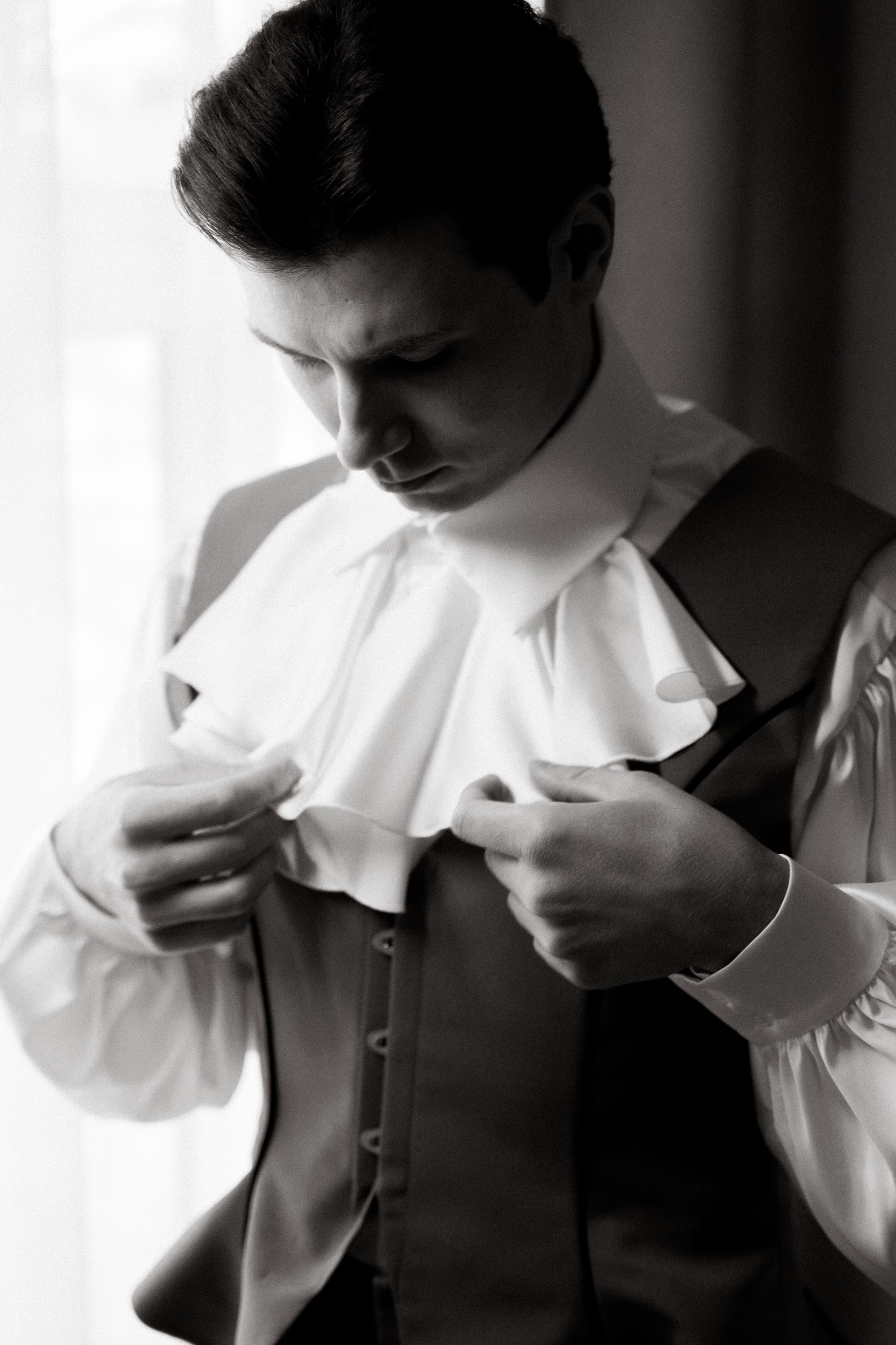 фотосессия сборов жениха в отеле