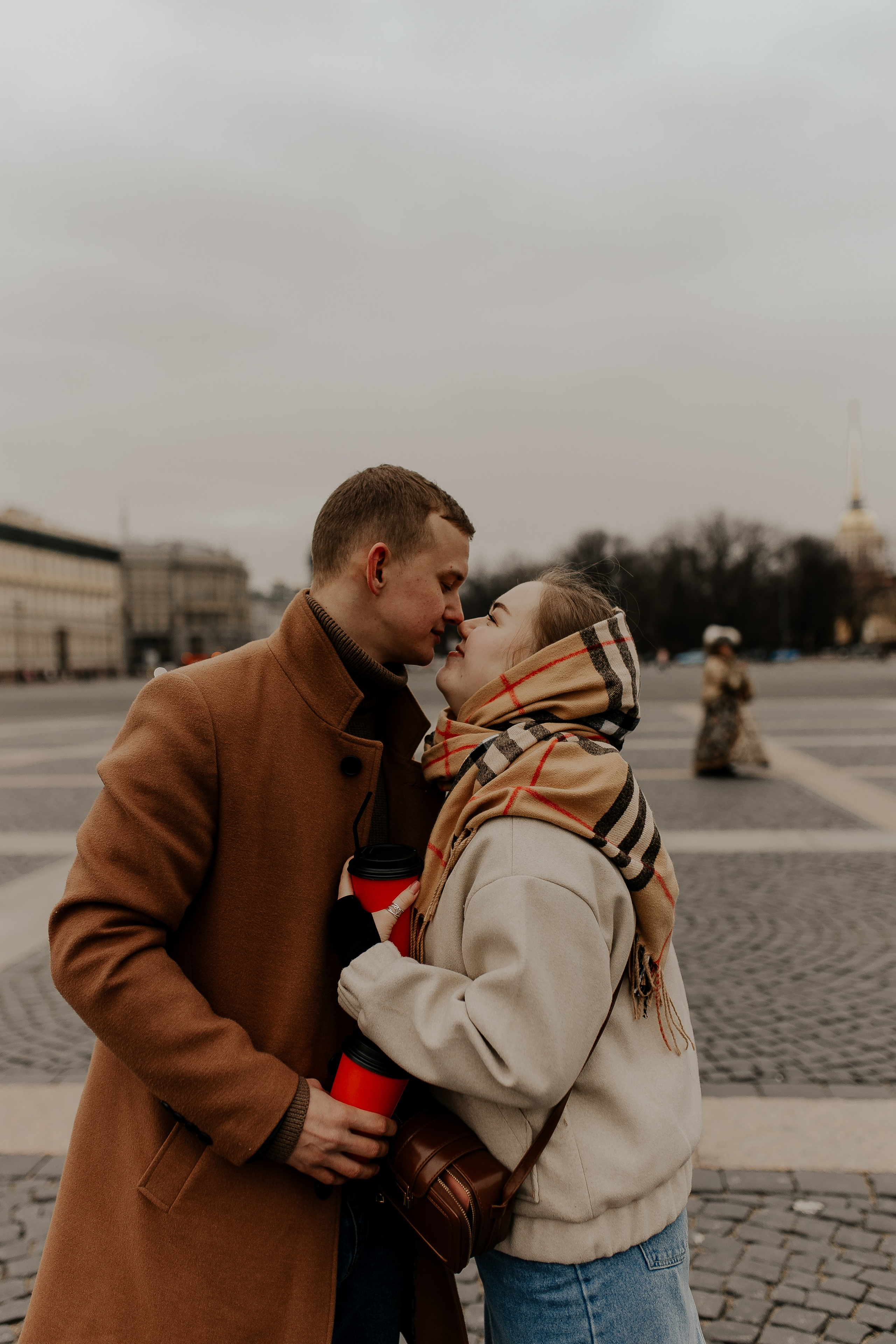 Пара гуляет по Петербургу. Фотограф в Санкт-Петербурге Лиза Семченкова
