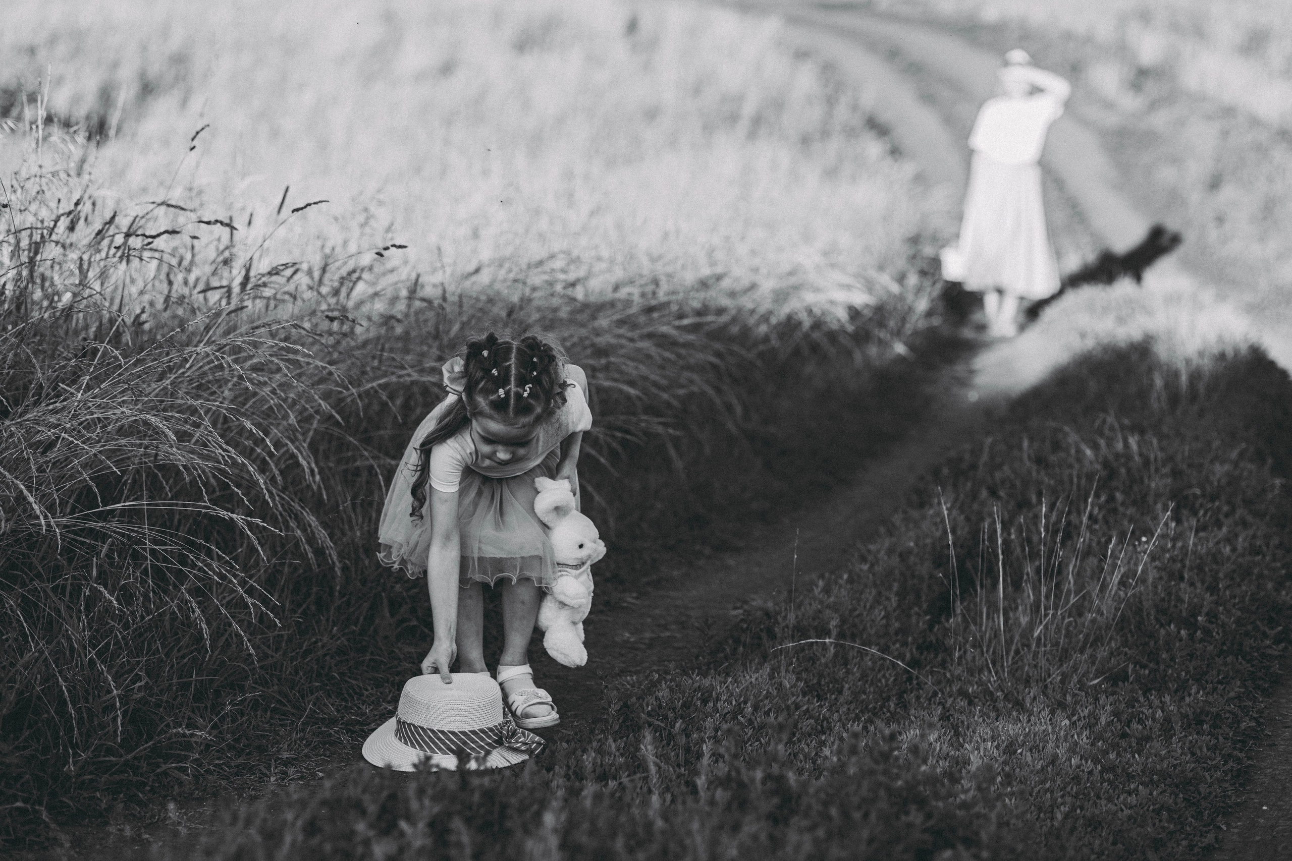 Внучка и бабуля прогулка на природе. Коммерческий фотограф