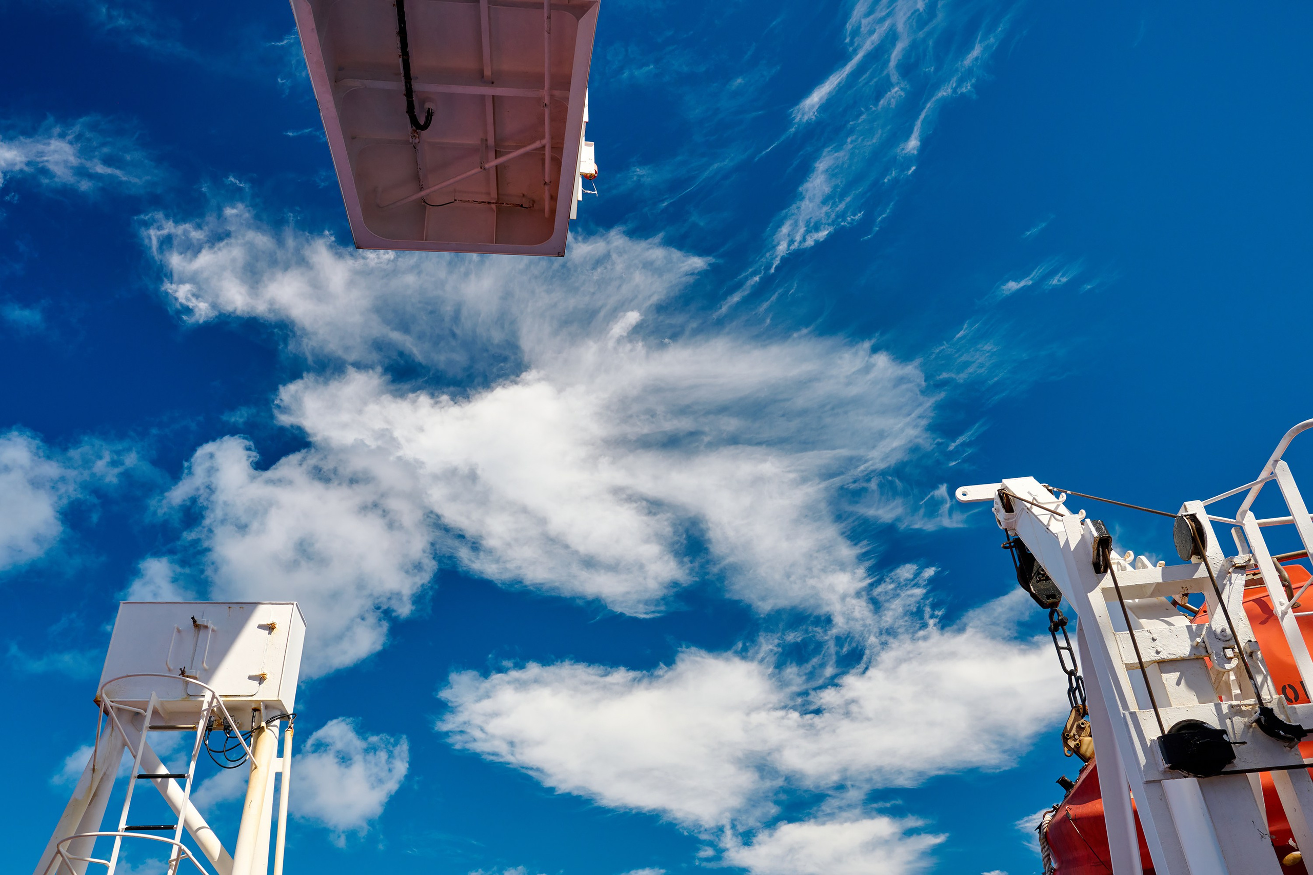 элементы конструкции танкера в синем облачном небе