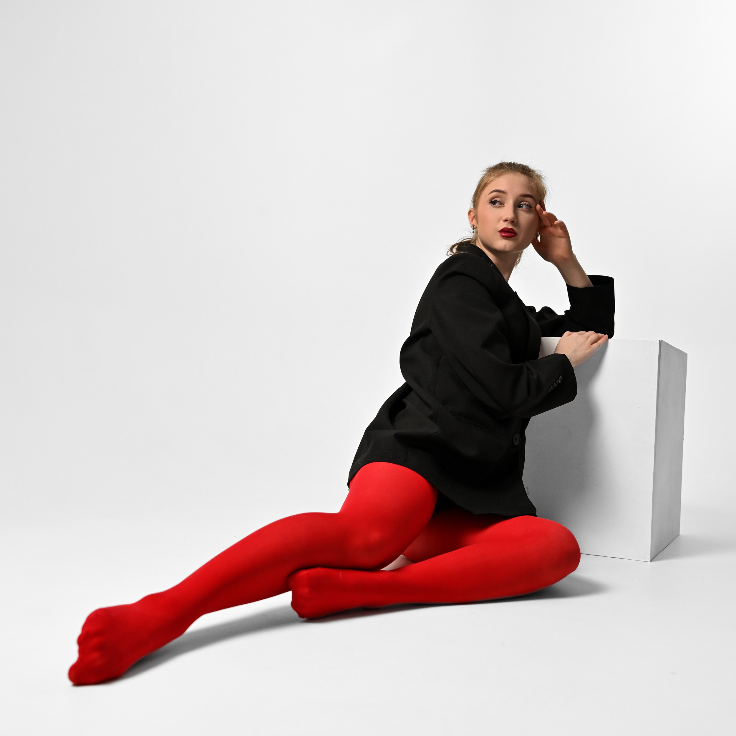 Минималистичная студийная фотосессия в красном образе