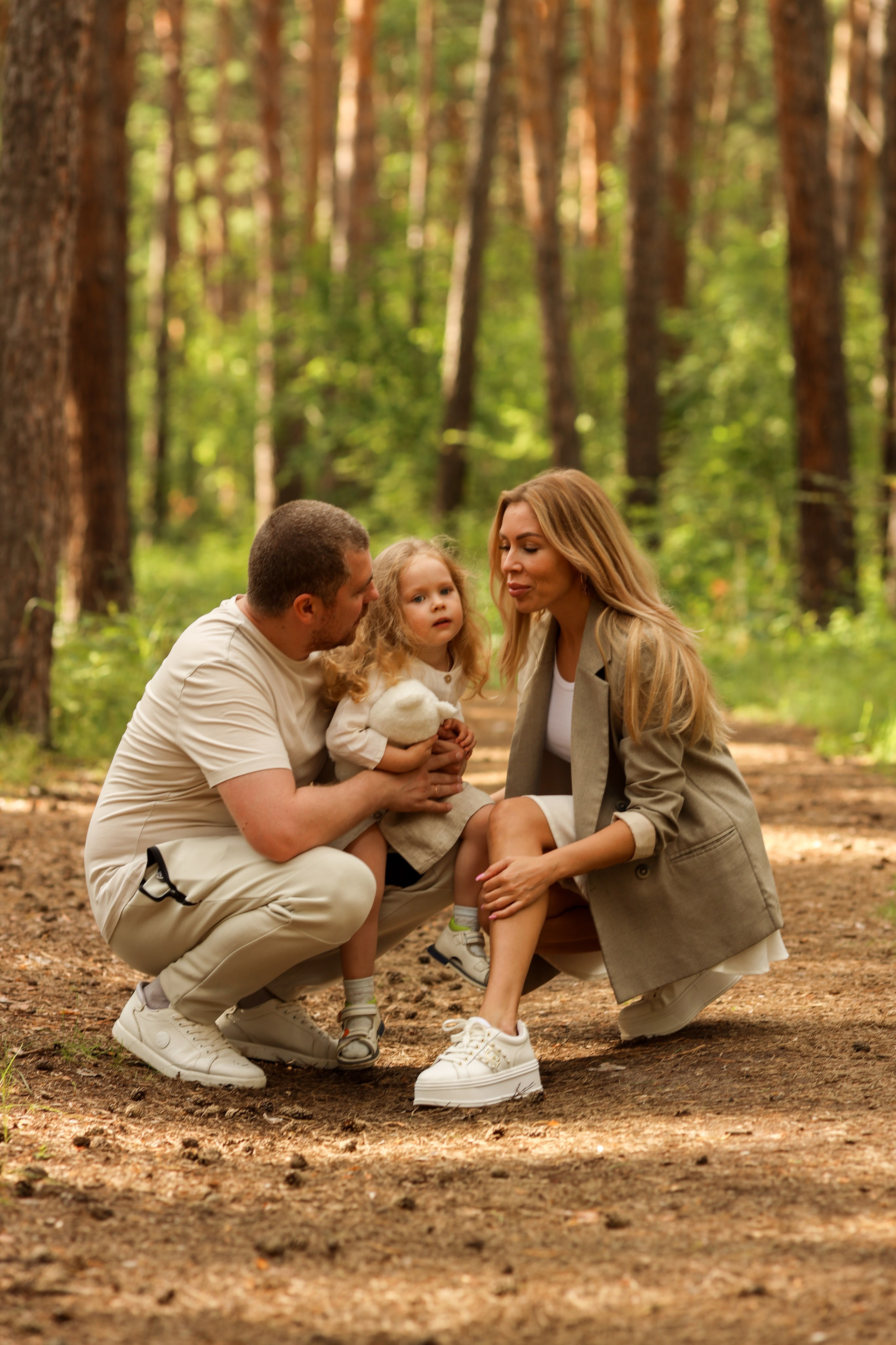 Чудесная семья на прогулке в лесу