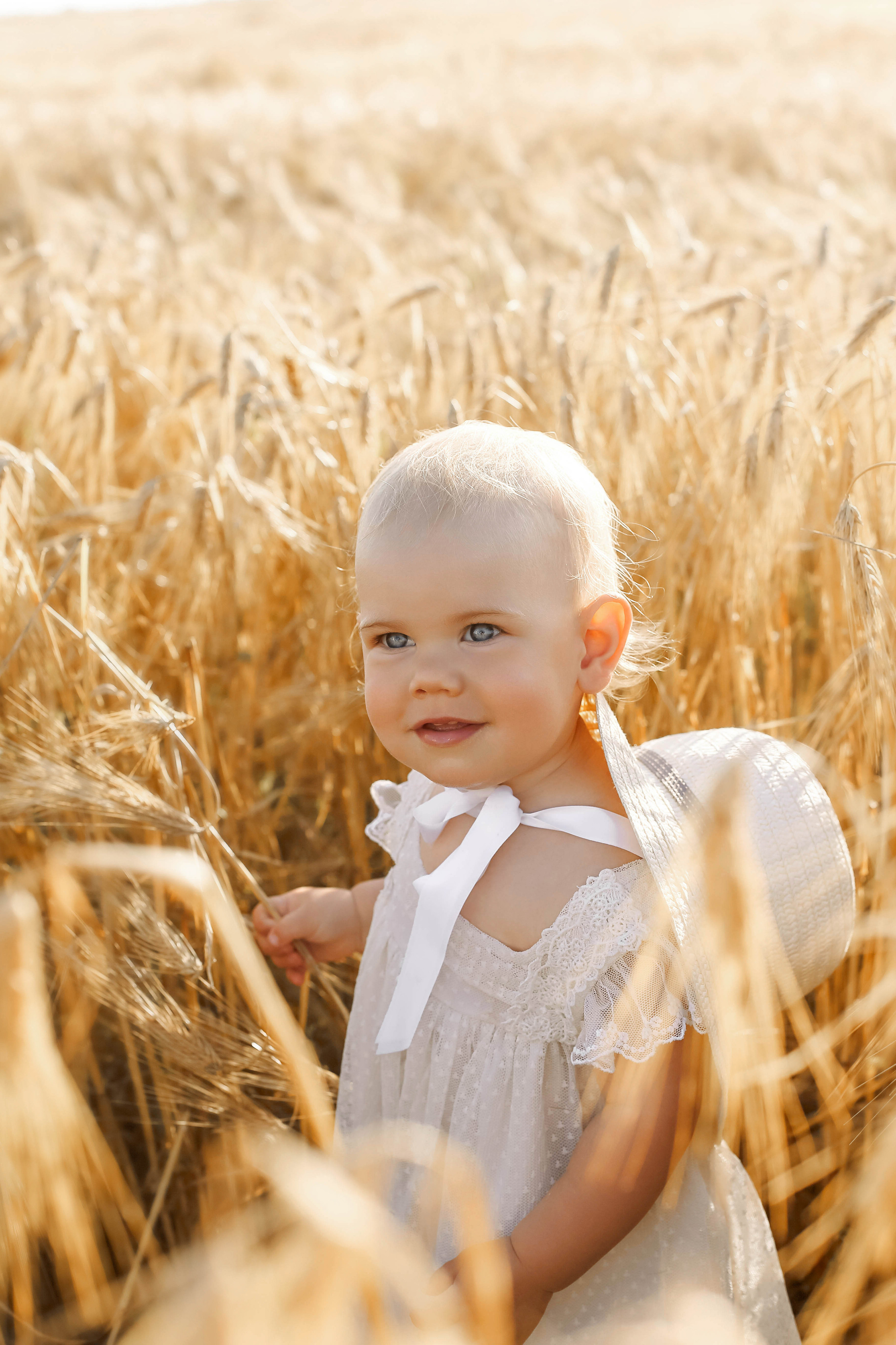 Полинка в пшенице. Семейный и детский фотограф в Симферополе и Севастополе