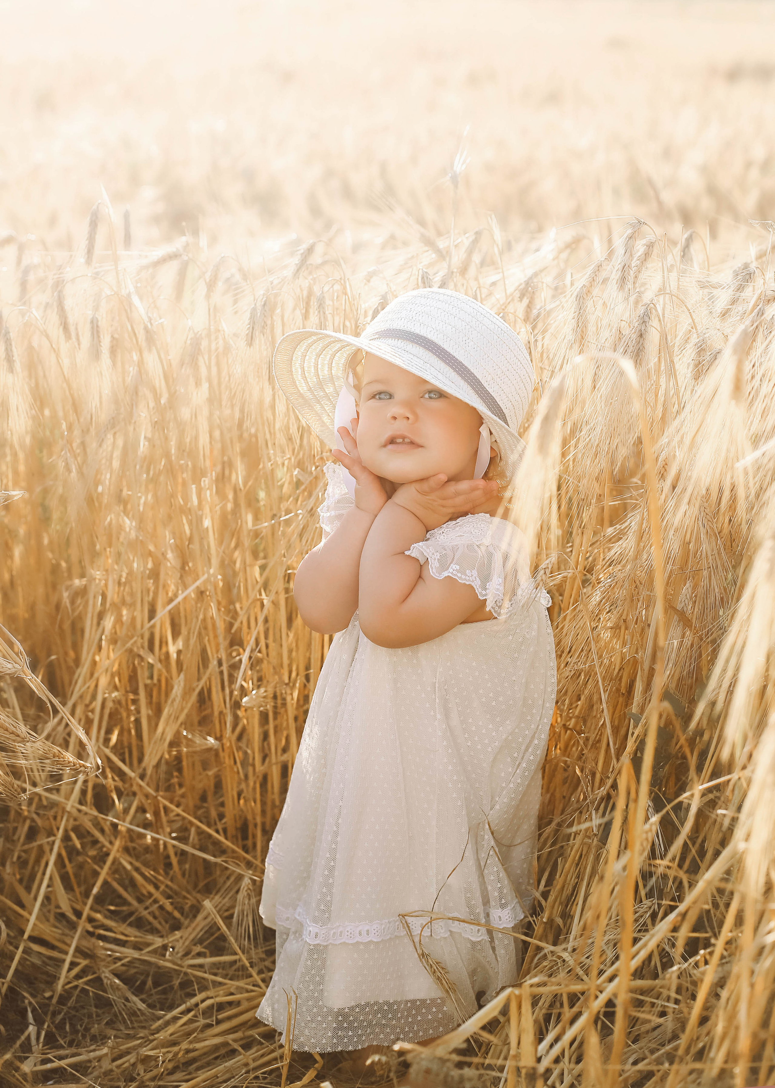 Полинка в пшенице. Семейный и детский фотограф в Симферополе и Севастополе