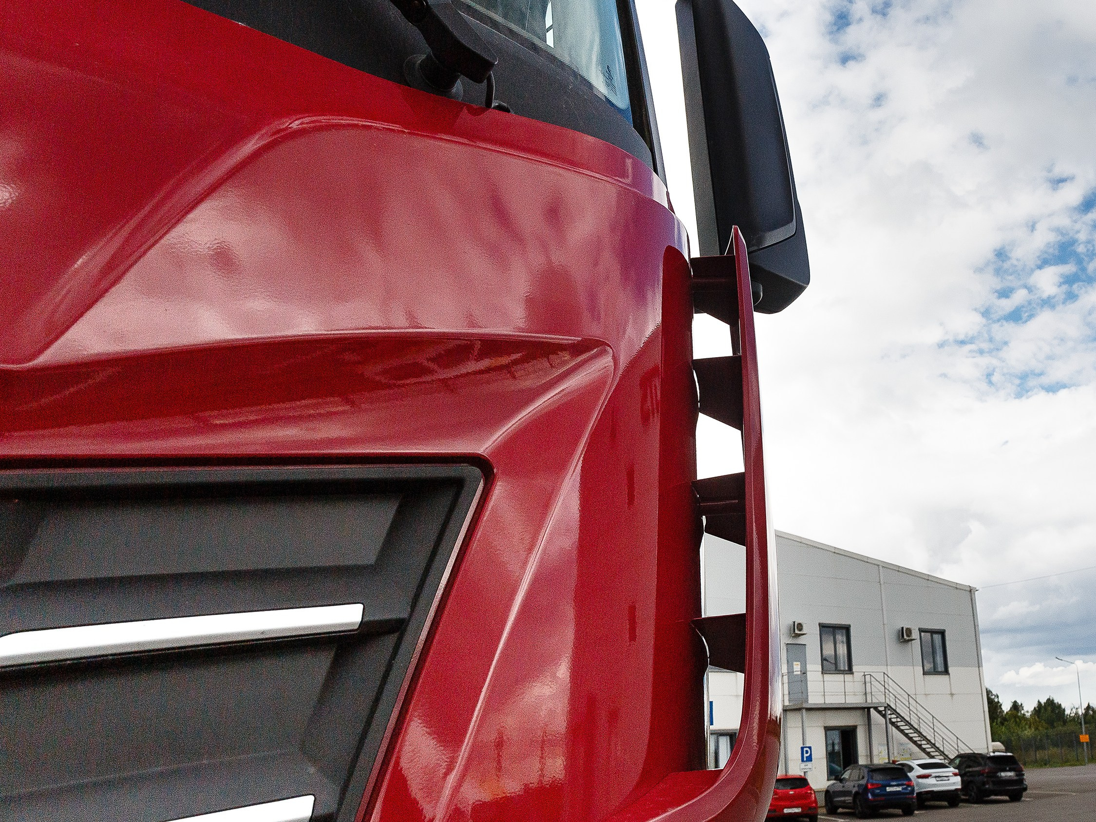 Профессиональная съёмка легковых автомобилей и большегрузов для продажи и контента. Выездная фотосессия спецтехники в Санкт-Петербурге. Репортажный фотограф Сергей Пушкин в СПб. Промышленная фотосъёмка авто. Фотограф для дилеров и производителей. 