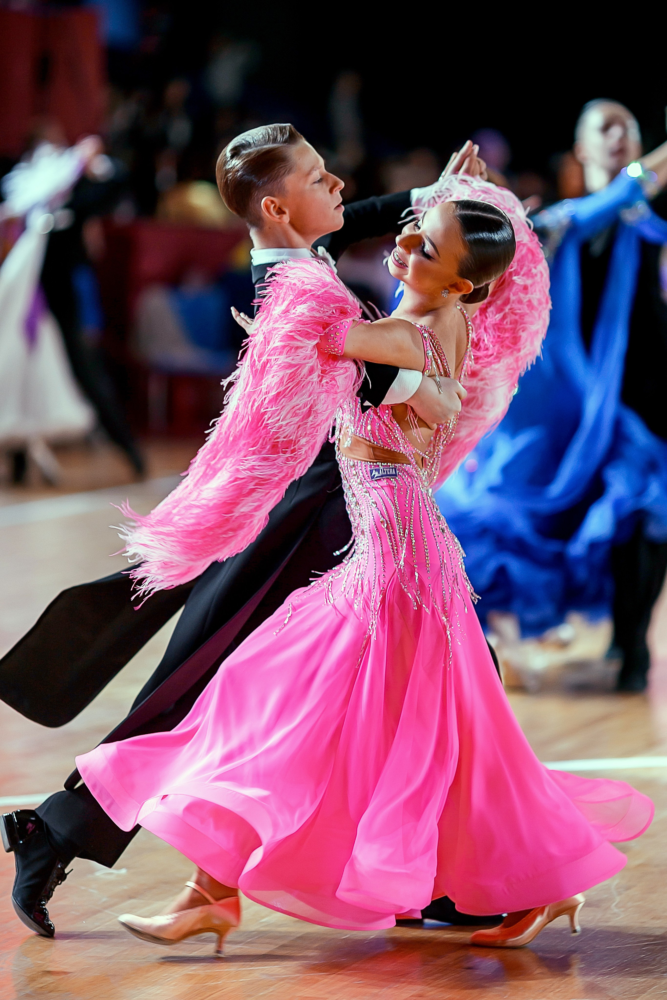 Умей ценить того кто без тебя не может, и не гонись за тем, кто счастлив без тебя!