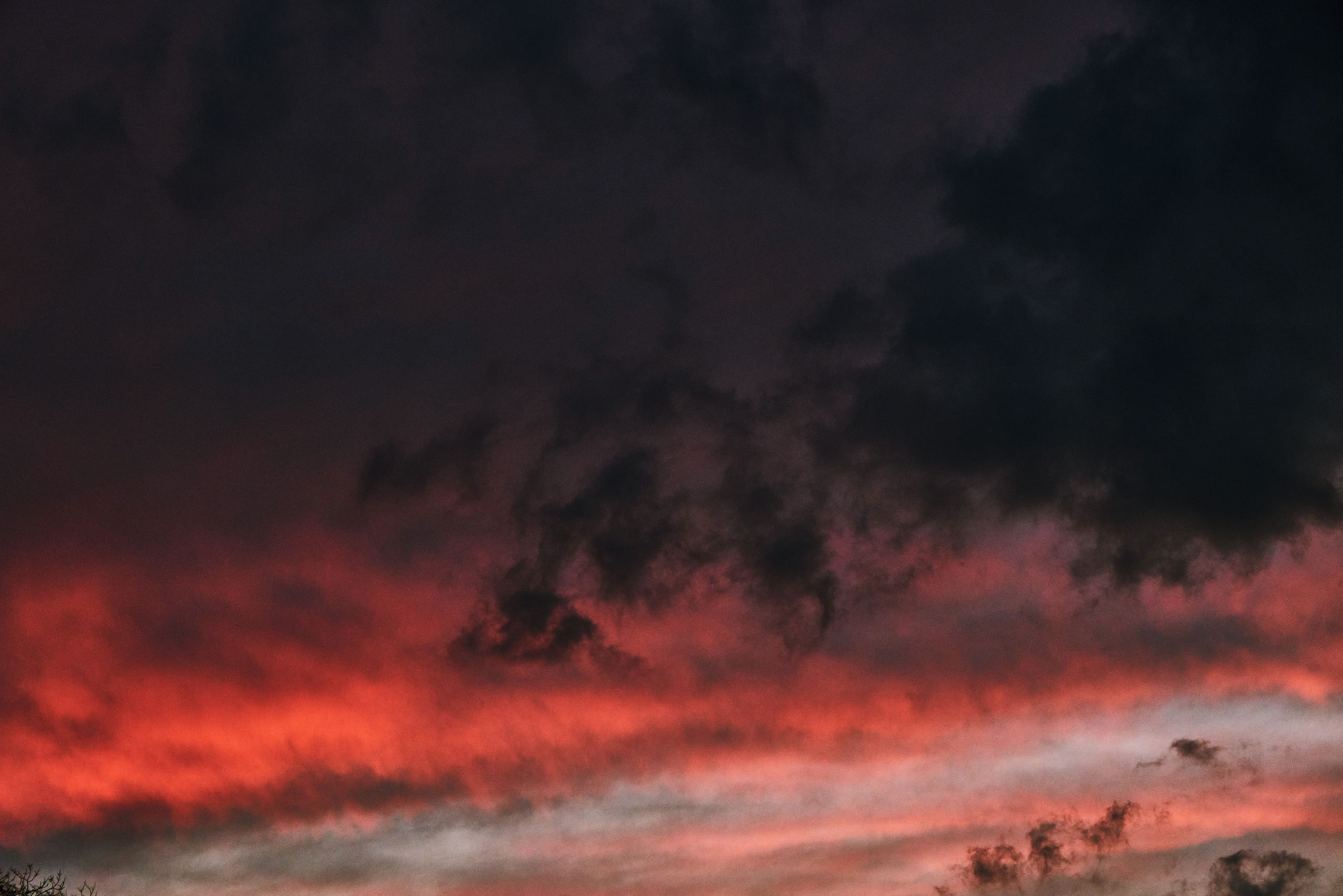 Огненный закат - горизонтальный кадр в высоком разрешении (фон можно скачать бесплатно)