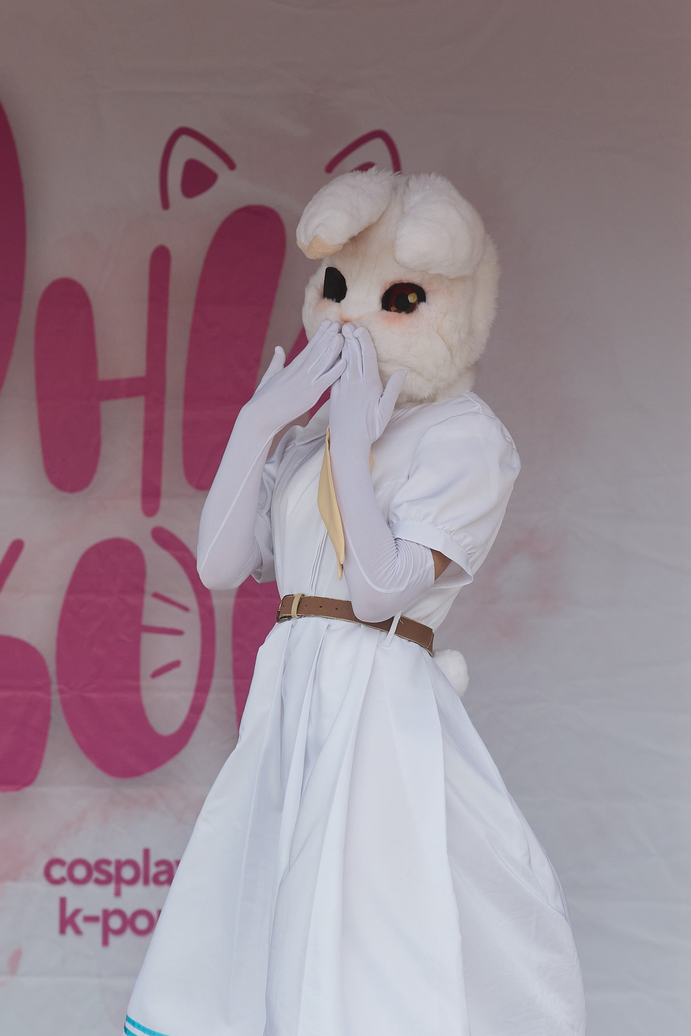 Девушка в костюме кролика выступает на сцене косплей-фестиваля в японском саду Эниси