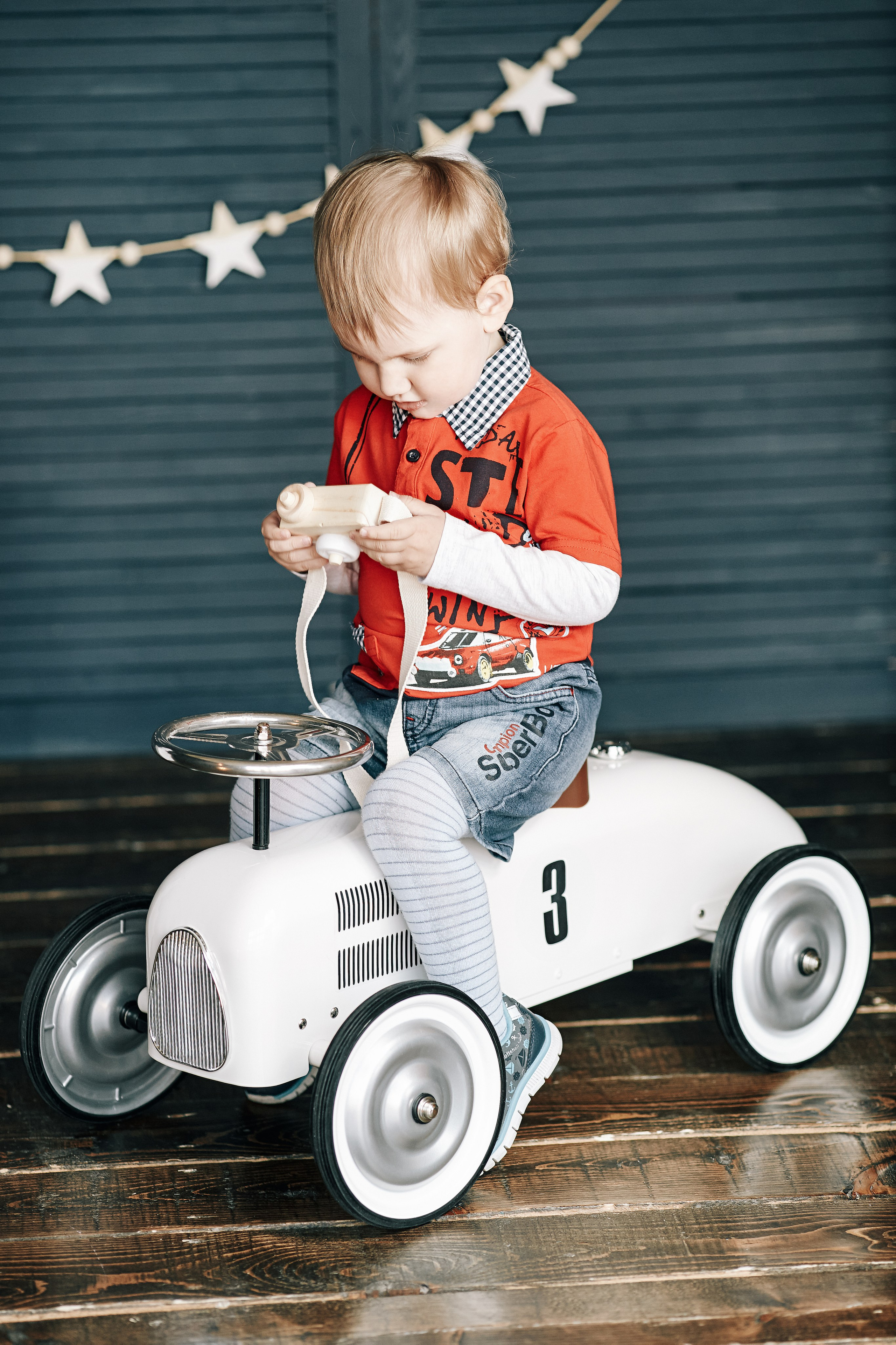 Детская студийная фотосессия с машинкой и игрушечной фотокамерой