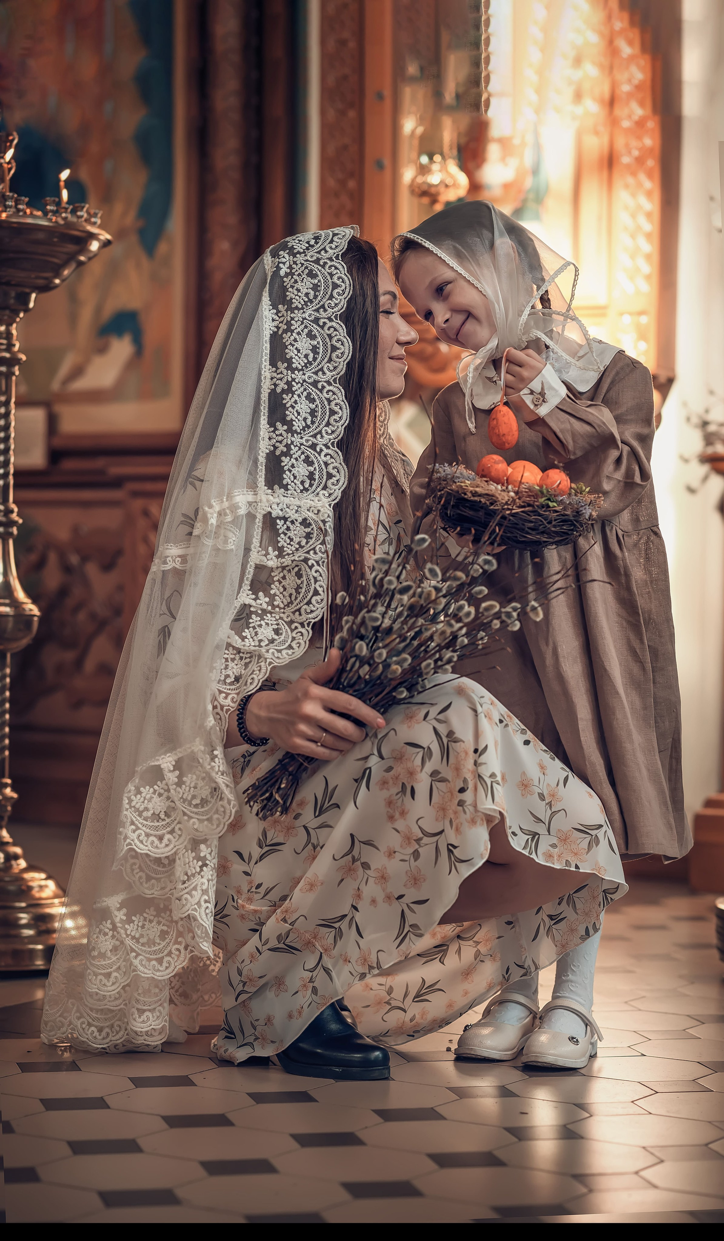 Ниночка с мамой Еленой в вербное воскресенье. Фотографы крещения/венчания  Красноярск Татьяна и Вячеслав Переваловы