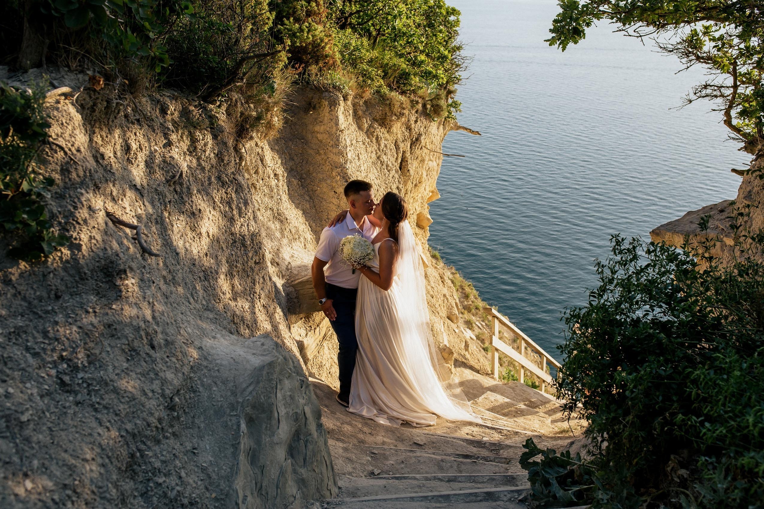 Красивая свадебная фотосессия у начала 400 ступеней на Лысой Горе.