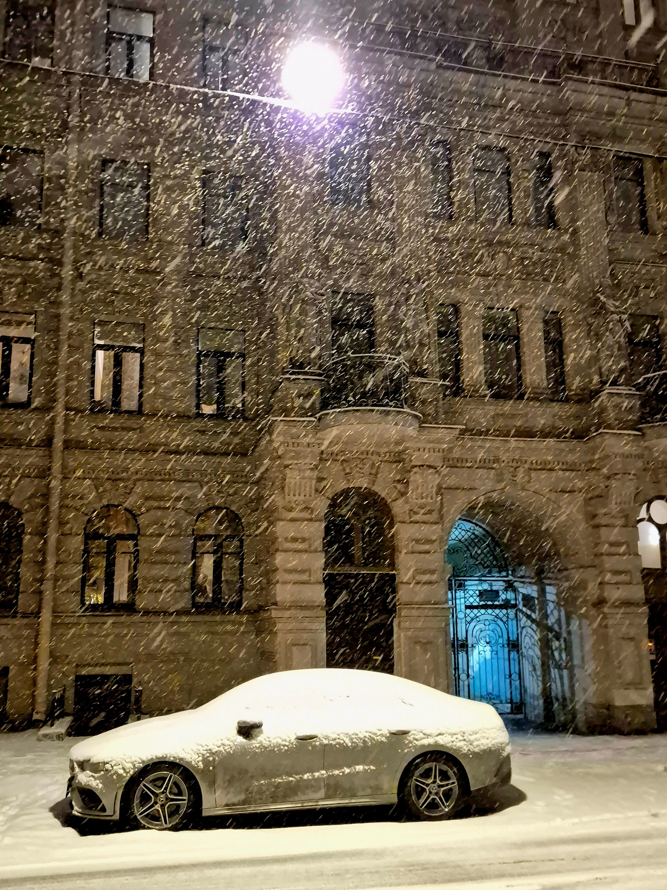 На фото - снегопад. Но дальше случилась весна, когда все потекло, а на дне луж - лед