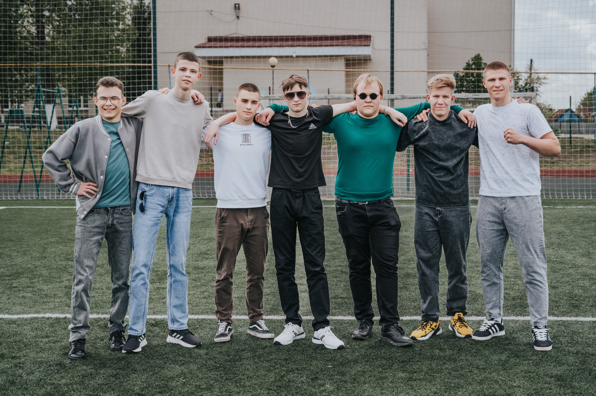 Спортплощадка. Выпускные альбомы и Школьный фотограф в Алексеевке, Бирюче, Красном