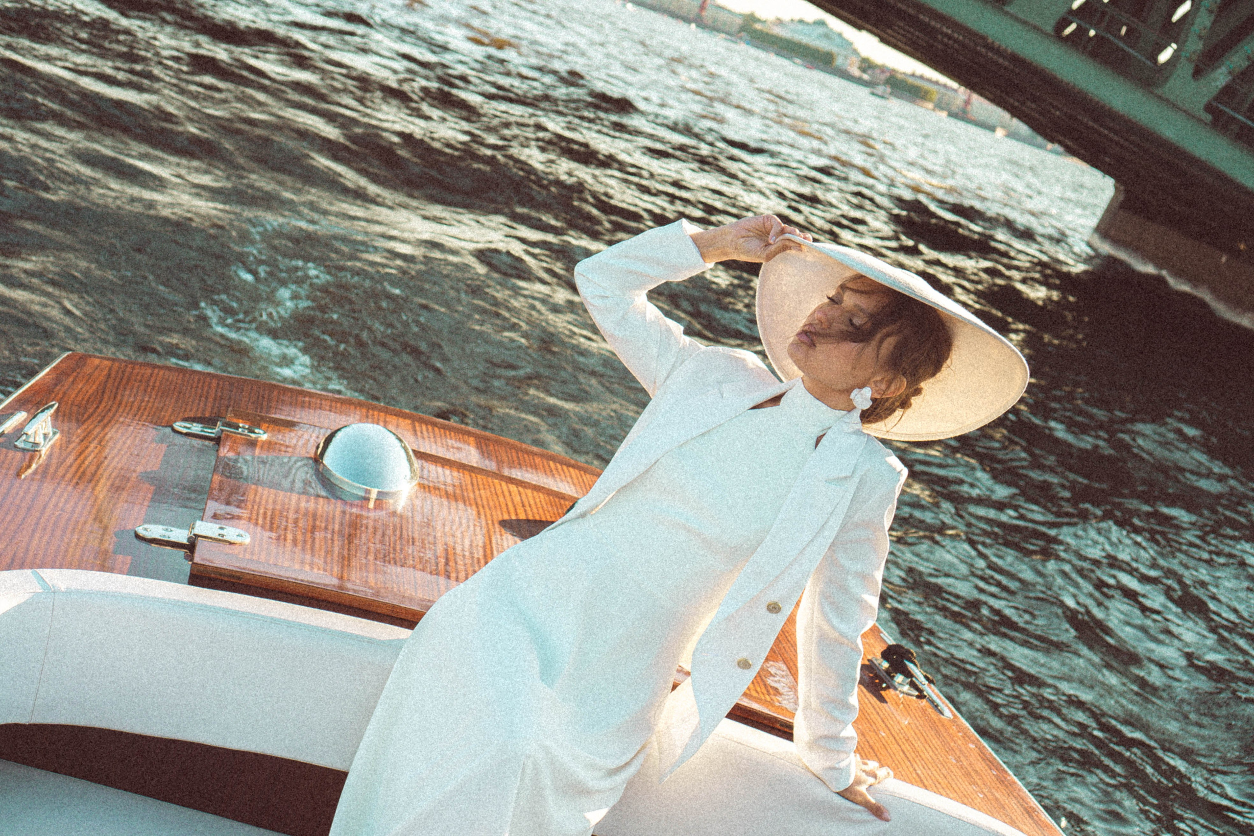 СВАДЕНБНАЯ СЬЕМКА НА КАТЕРЕ ПО КАНАЛАМ САНКТ-ПЕТЕРБУРГА И В АКВАТОРИИ НЕВЫ. Профессиональный фотограф, Санкт-Петербург — Виктория Богомолова