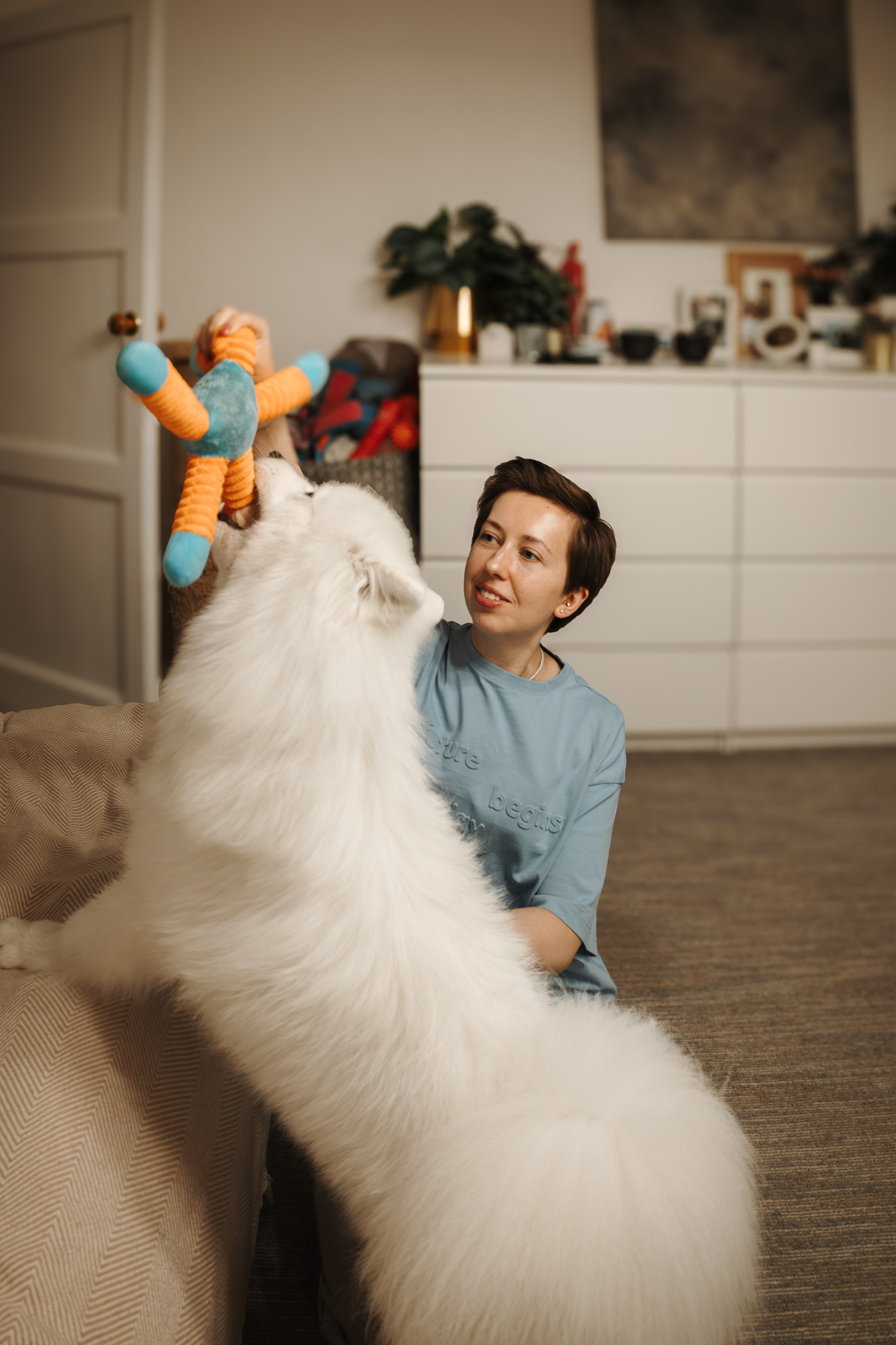 Домашняя фотосессия девушки с собакой и пара фото в дождливый день. Фотограф-анималист в Москве Екатерина Тихонова