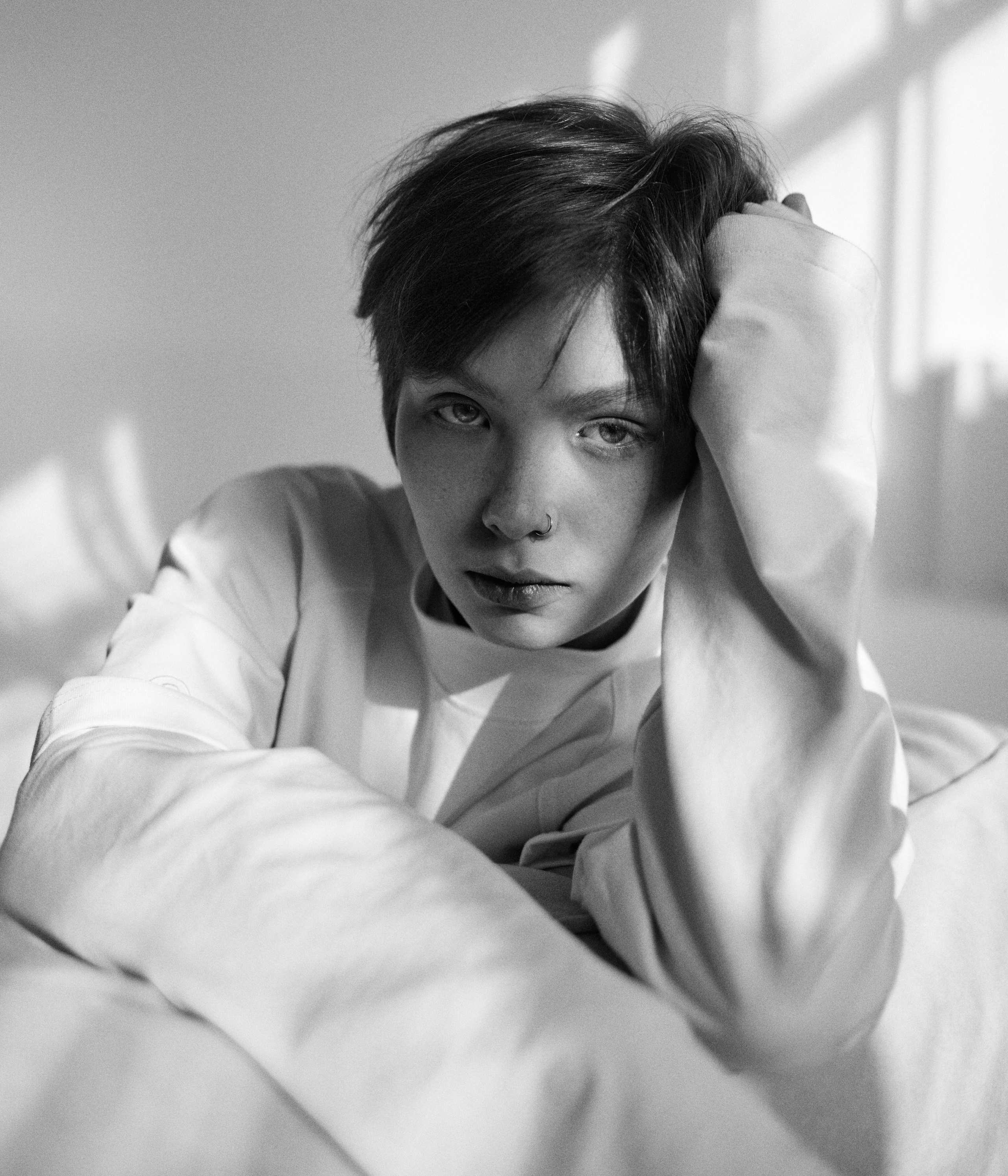 Стильная девушка с короткой стрижкой