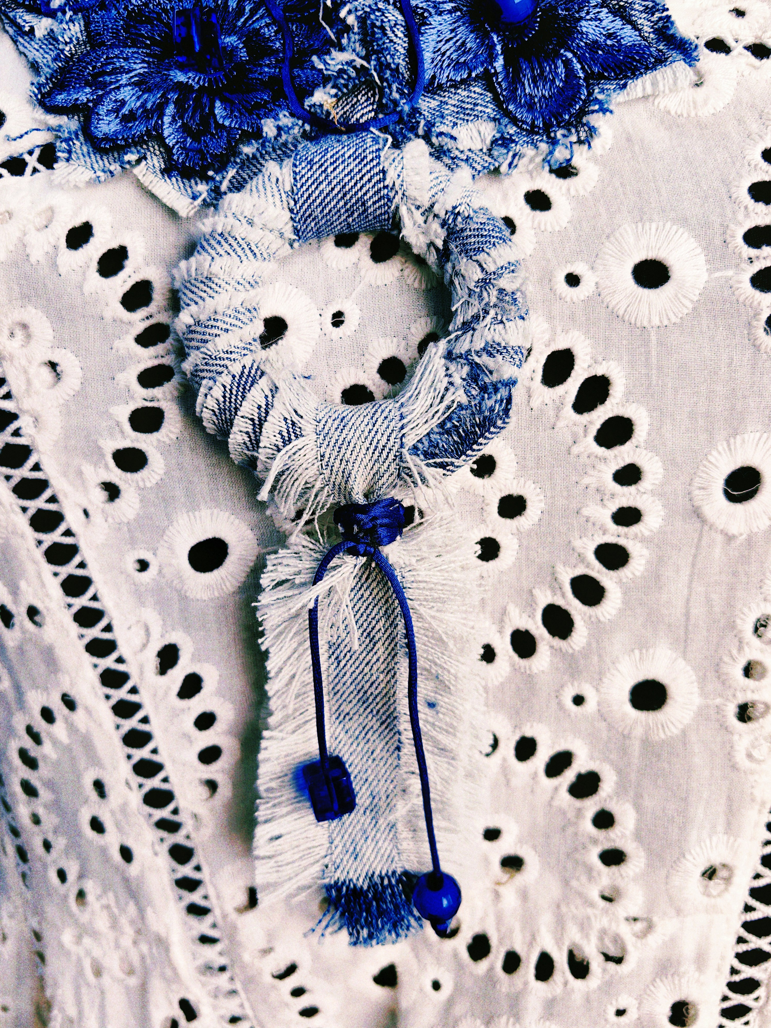 Колье на базе джинсовой ткани. Школа для девочек во Владивостоке — Само Совершенство