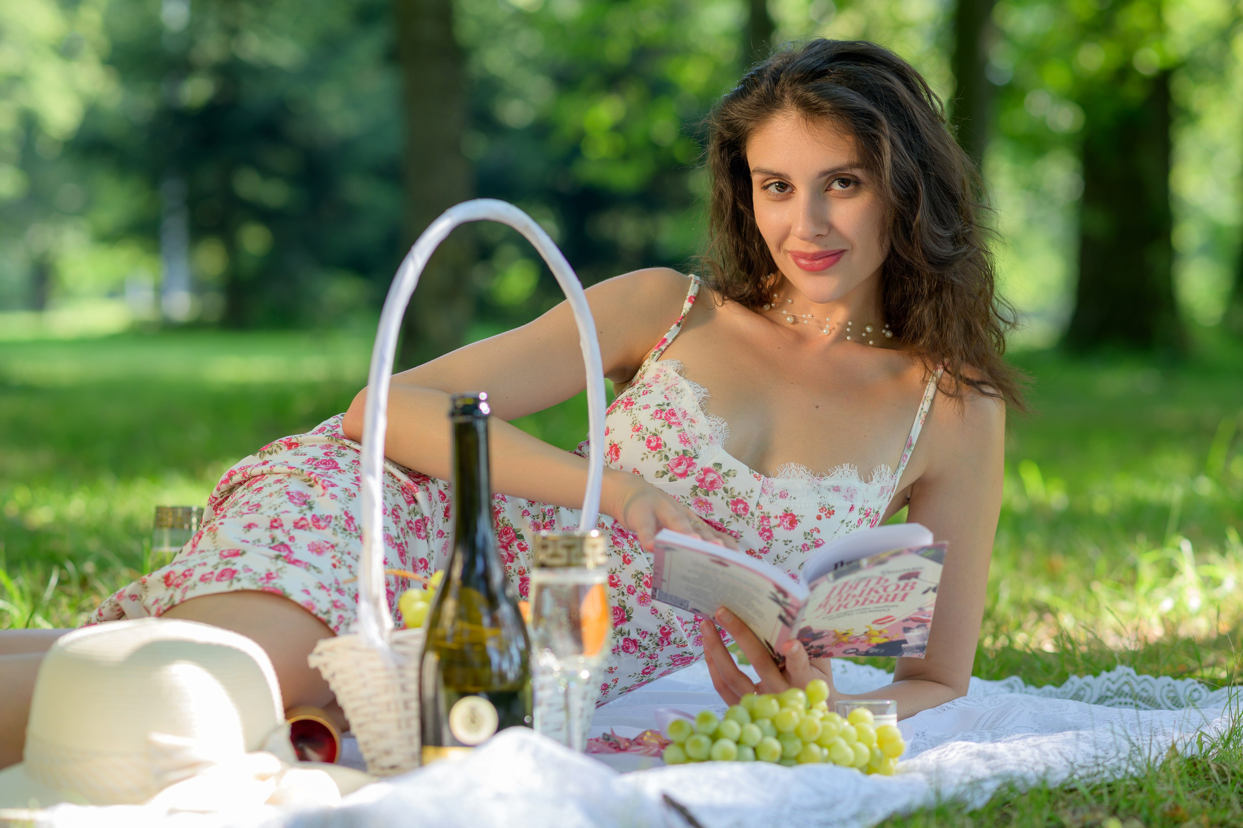 Лето. Пикник в парке. Девушка в легком платье