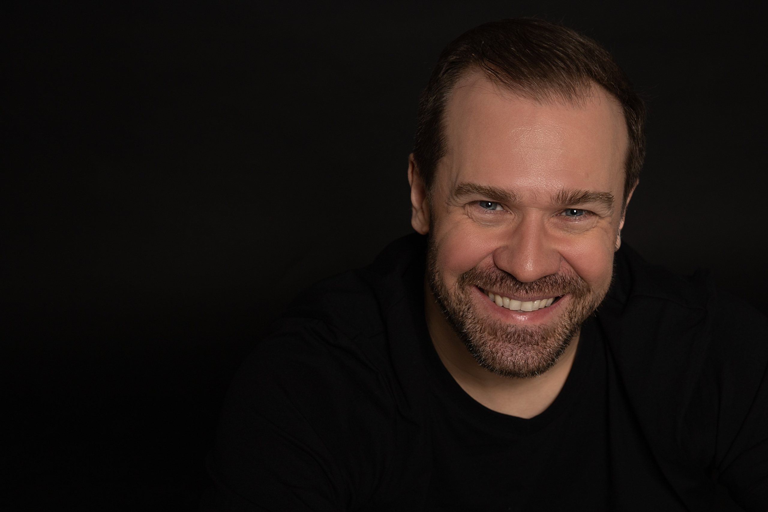 Актёрское портфолио. ФОТОГРАФ РАДОСТИ Фотосессия в студии СПб. Портретный фотограф — Юрий Торлопов