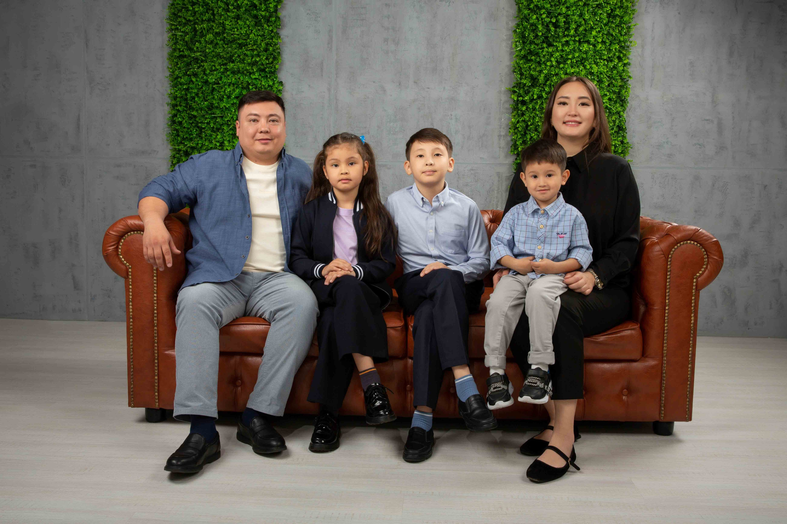 Фотосессия большой семьи в фотостудии. Совет с семьей. Фотостудия Алматы. Семейная и детская фотостудия Family studio.Фотограф Алматы