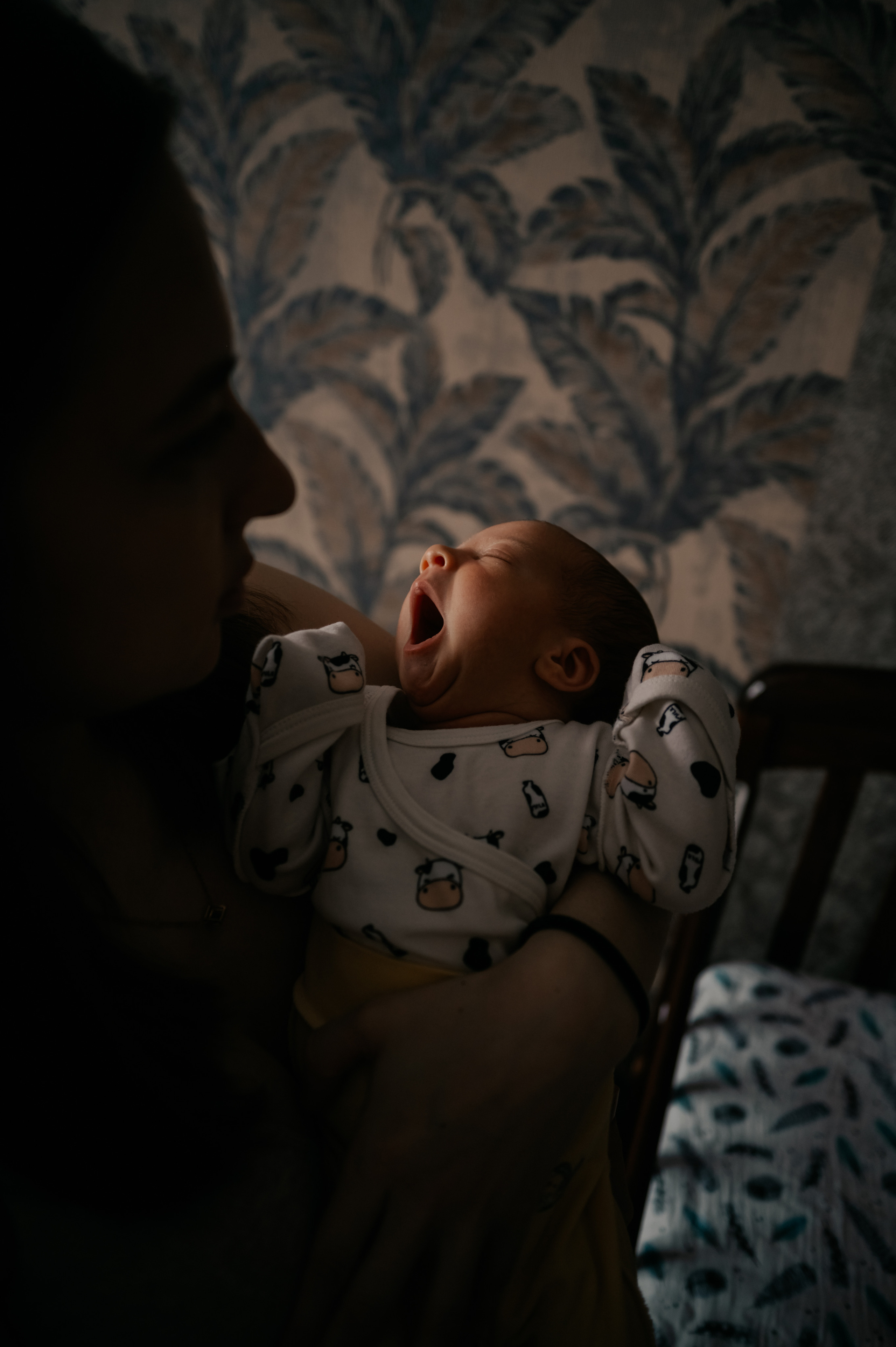 Малышка первые дни дома. Семейный Фотограф Новосибирск, Школьные фотосессии Новосибирск, школьный фотограф Новосибирск, выпускные альбомы