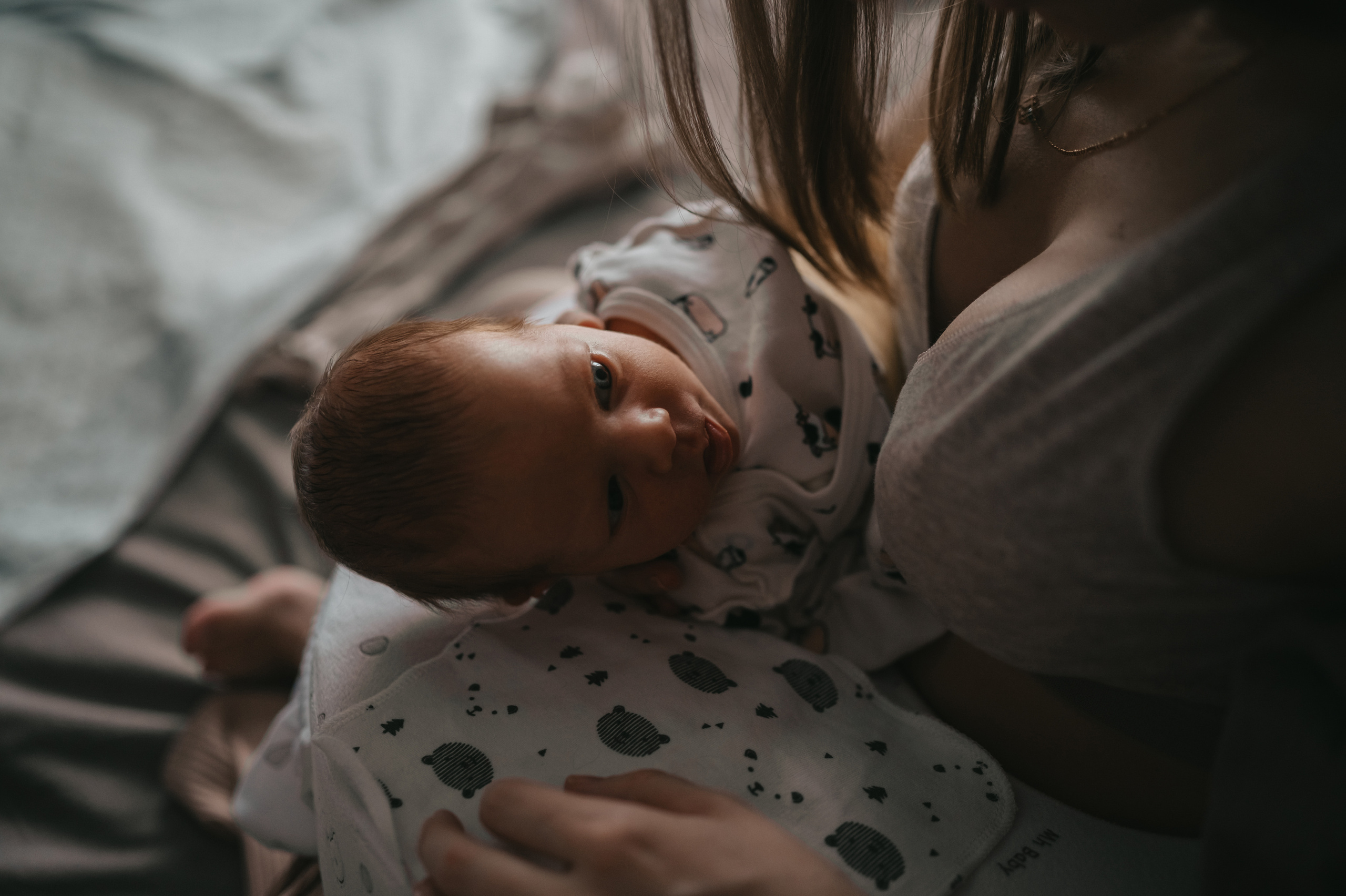 Малышка первые дни дома. Семейный Фотограф Новосибирск, Школьные фотосессии Новосибирск, школьный фотограф Новосибирск, выпускные альбомы