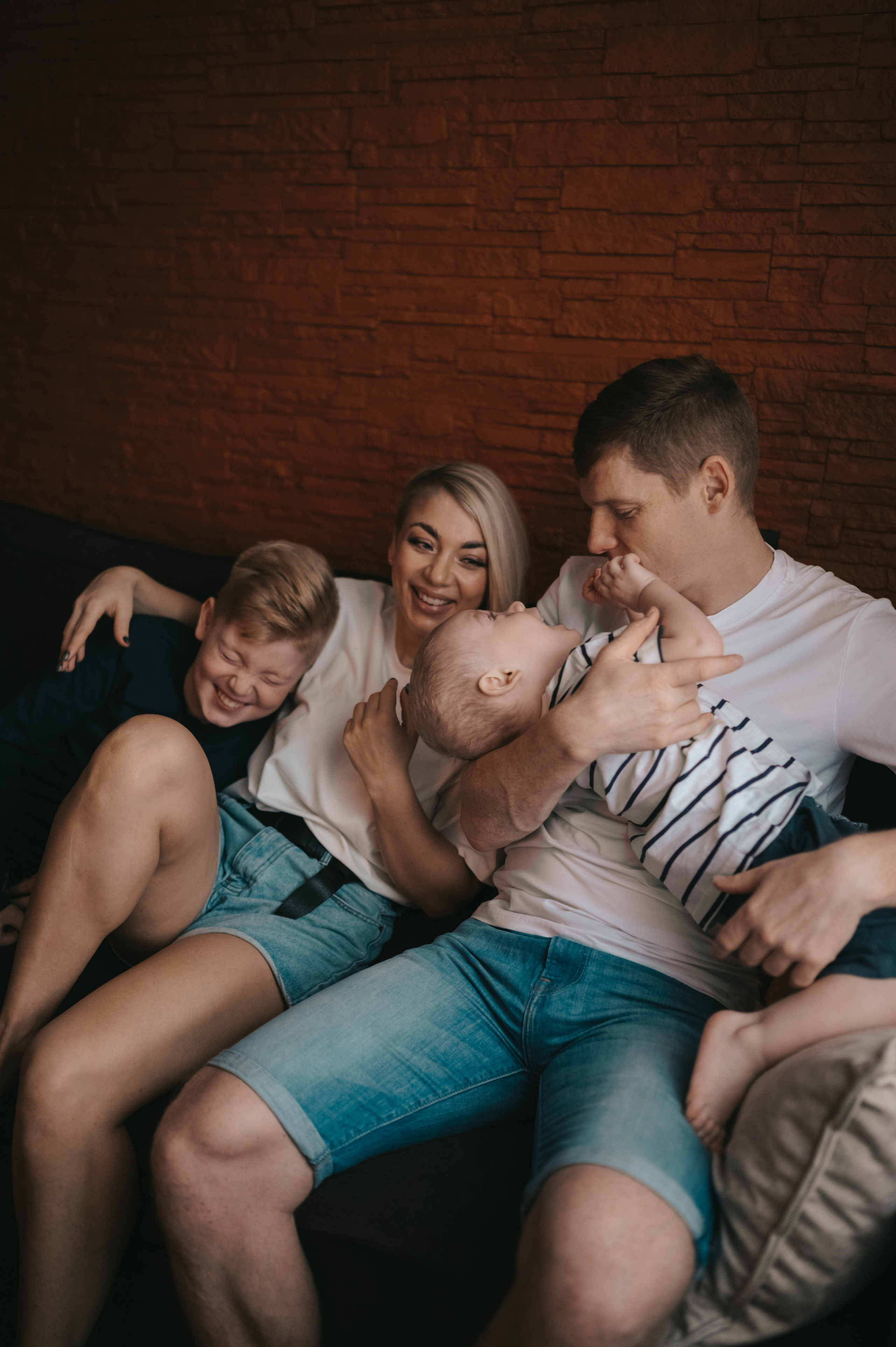 Печенье с сыновьями. Семейный Фотограф Новосибирск, Школьные фотосессии Новосибирск, школьный фотограф Новосибирск, выпускные альбомы