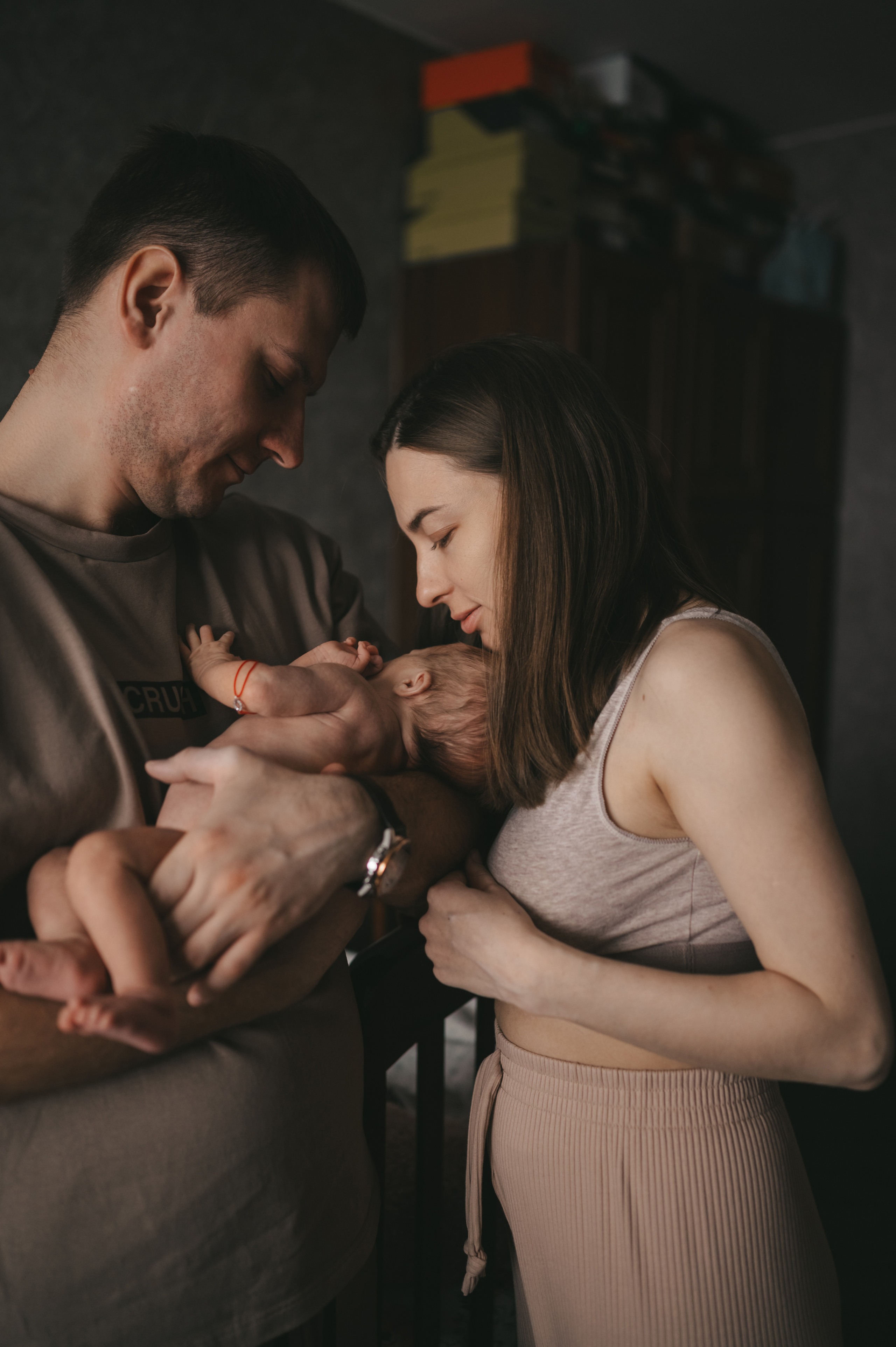 Малышка первые дни дома. Семейный Фотограф Новосибирск, Школьные фотосессии Новосибирск, школьный фотограф Новосибирск, выпускные альбомы