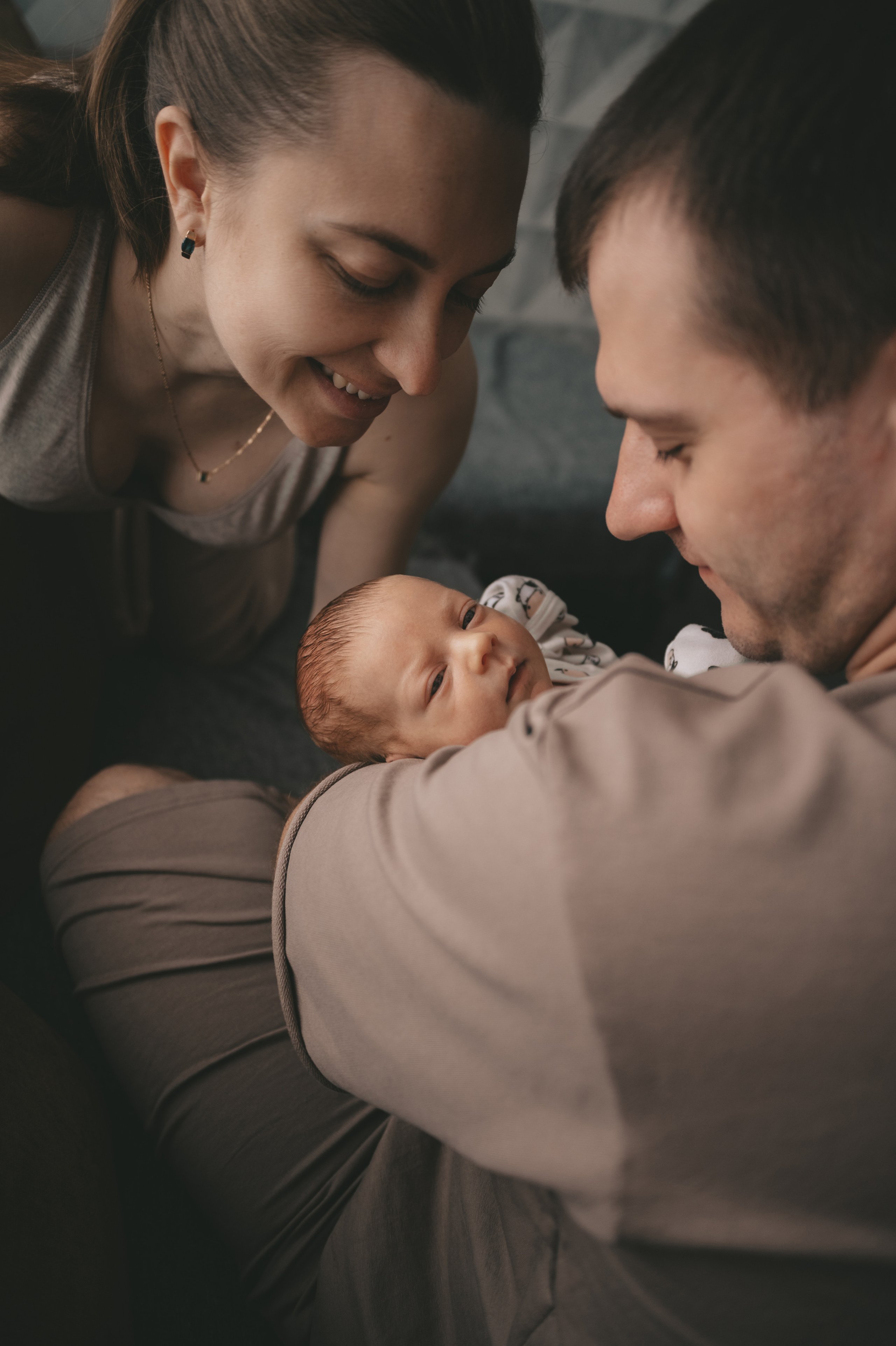 Малышка первые дни дома. Семейный Фотограф Новосибирск, Школьные фотосессии Новосибирск, школьный фотограф Новосибирск, выпускные альбомы