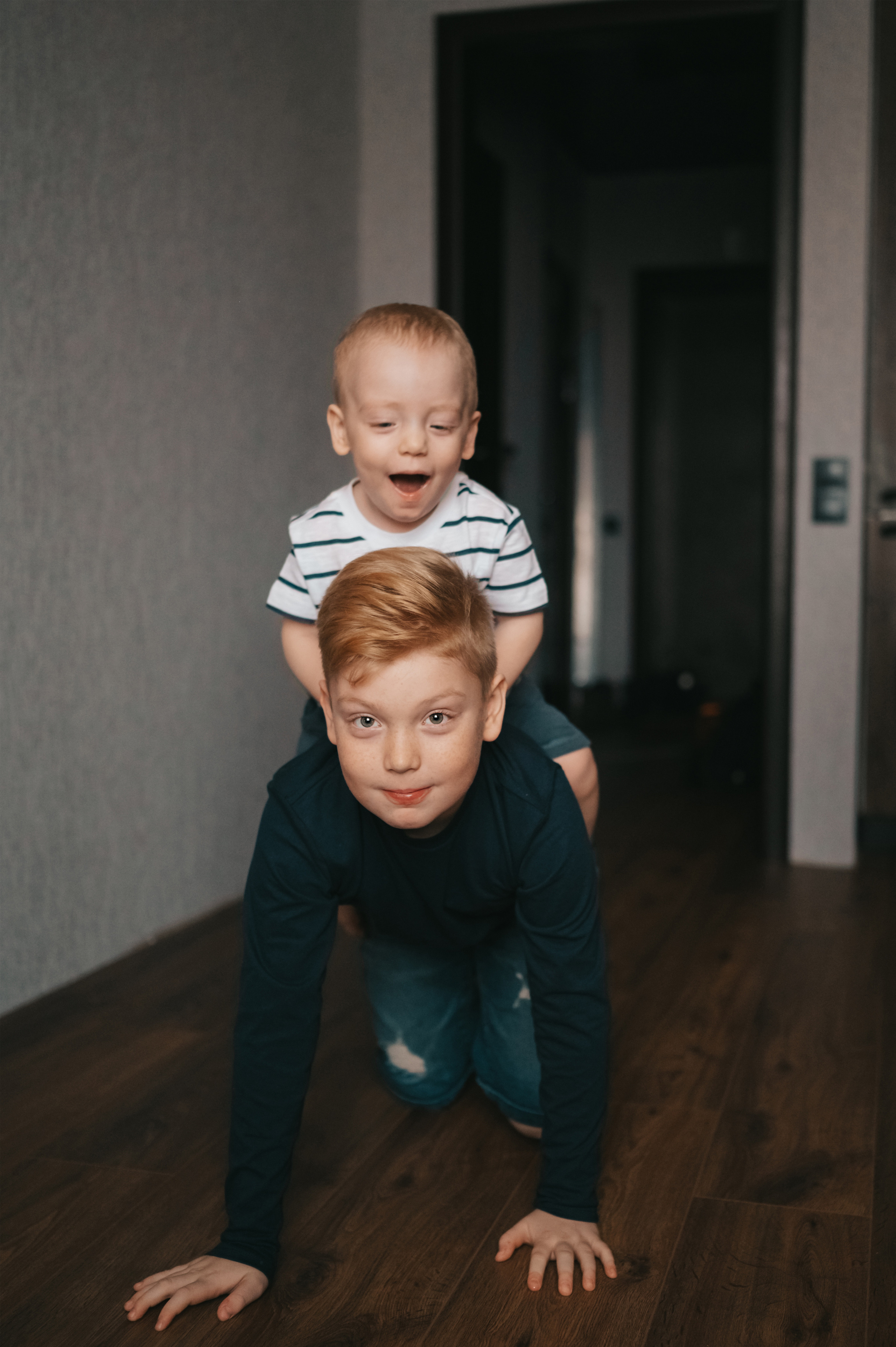 Печенье с сыновьями. Семейный Фотограф Новосибирск, Школьные фотосессии Новосибирск, школьный фотограф Новосибирск, выпускные альбомы