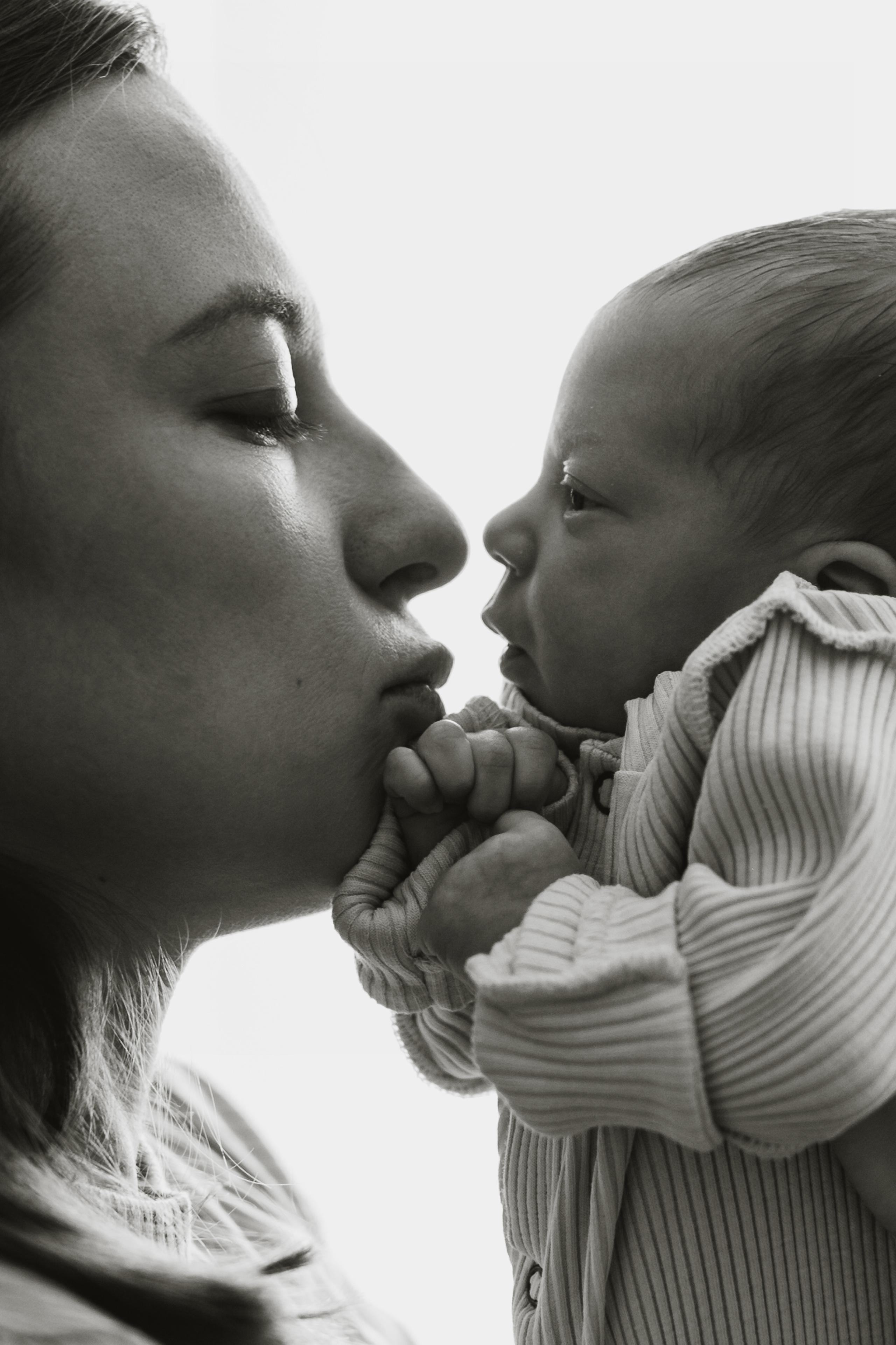 Малышка первые дни дома. Семейный Фотограф Новосибирск, Школьные фотосессии Новосибирск, школьный фотограф Новосибирск, выпускные альбомы