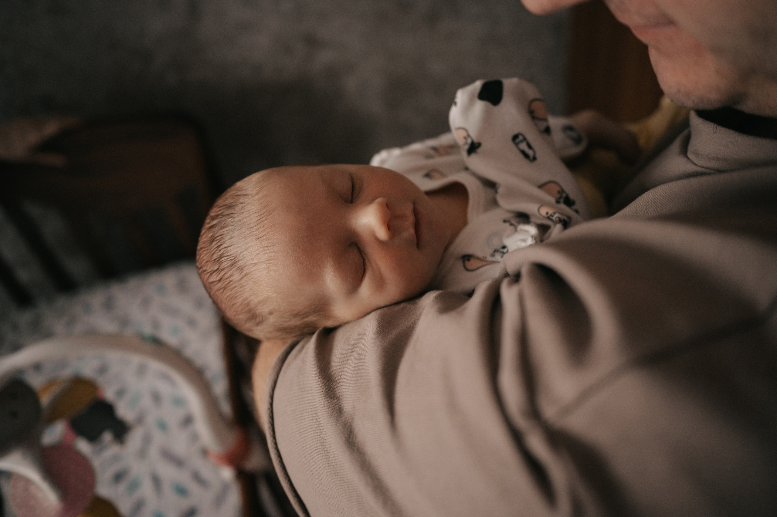 Малышка первые дни дома. Семейный Фотограф Новосибирск, Школьные фотосессии Новосибирск, школьный фотограф Новосибирск, выпускные альбомы