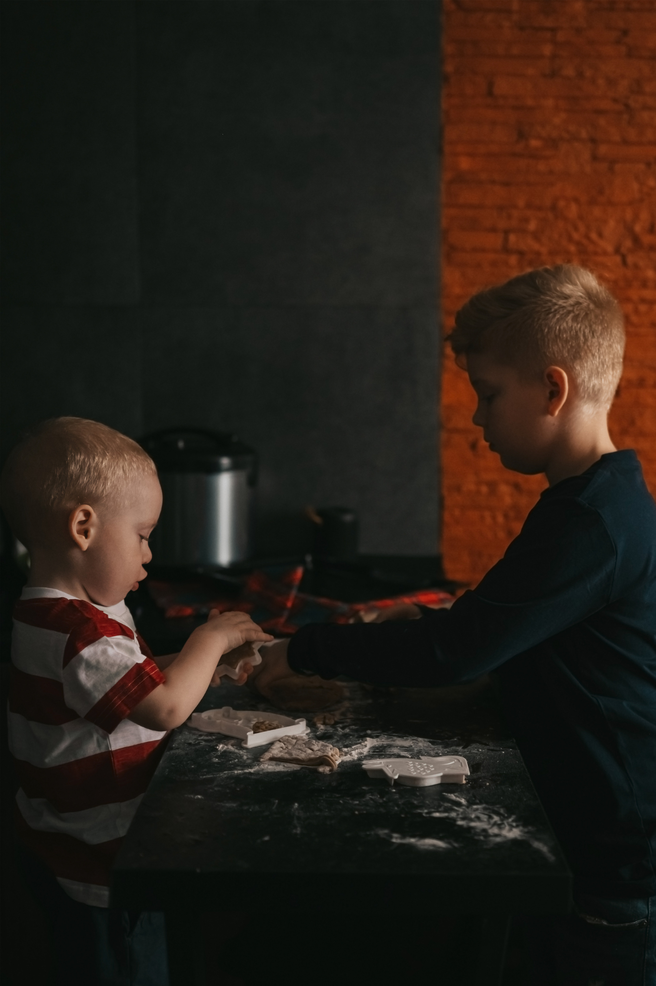 Печенье с сыновьями. Семейный Фотограф Новосибирск, Школьные фотосессии Новосибирск, школьный фотограф Новосибирск, выпускные альбомы