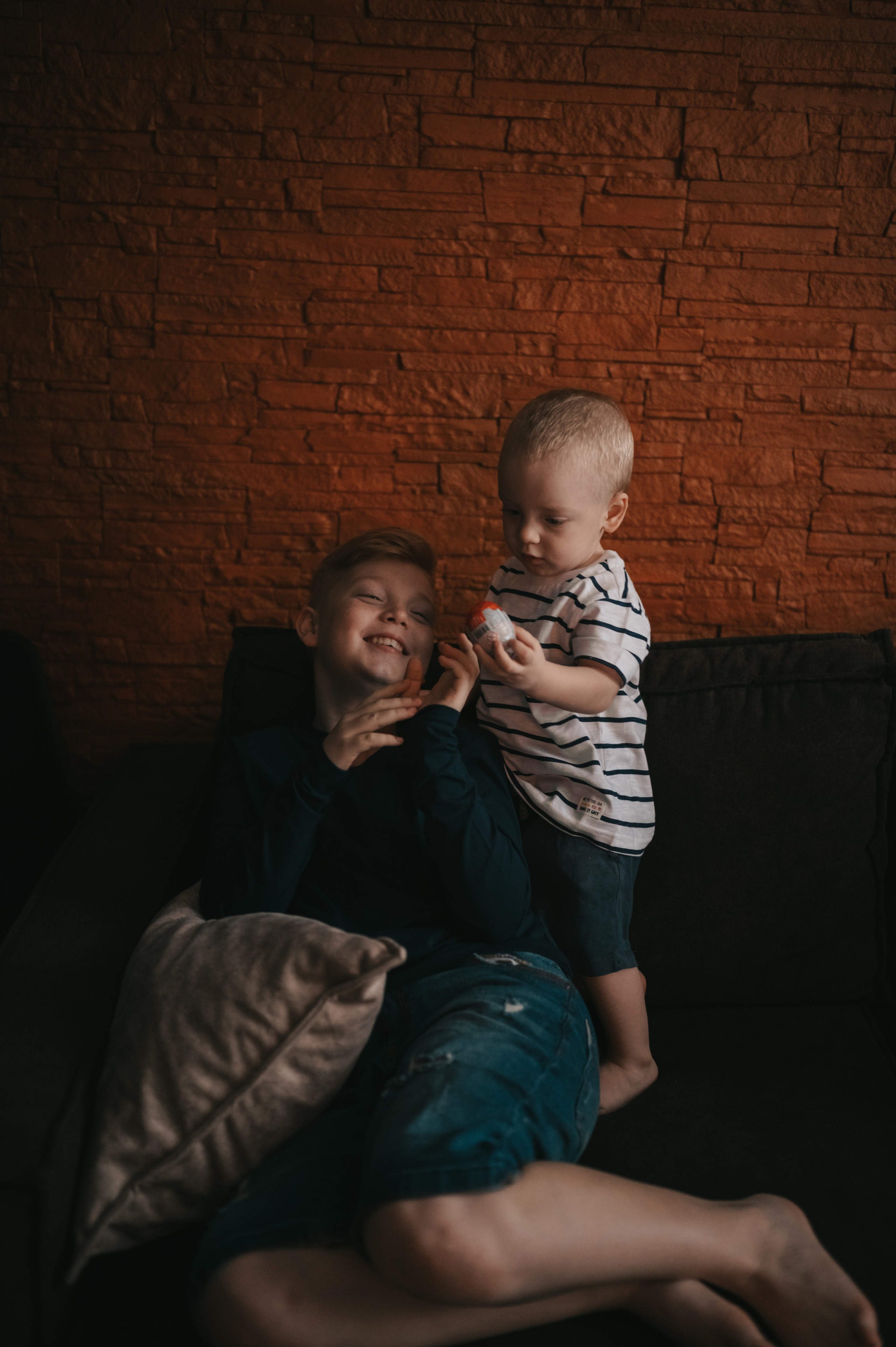 Печенье с сыновьями. Семейный Фотограф Новосибирск, Школьные фотосессии Новосибирск, школьный фотограф Новосибирск, выпускные альбомы