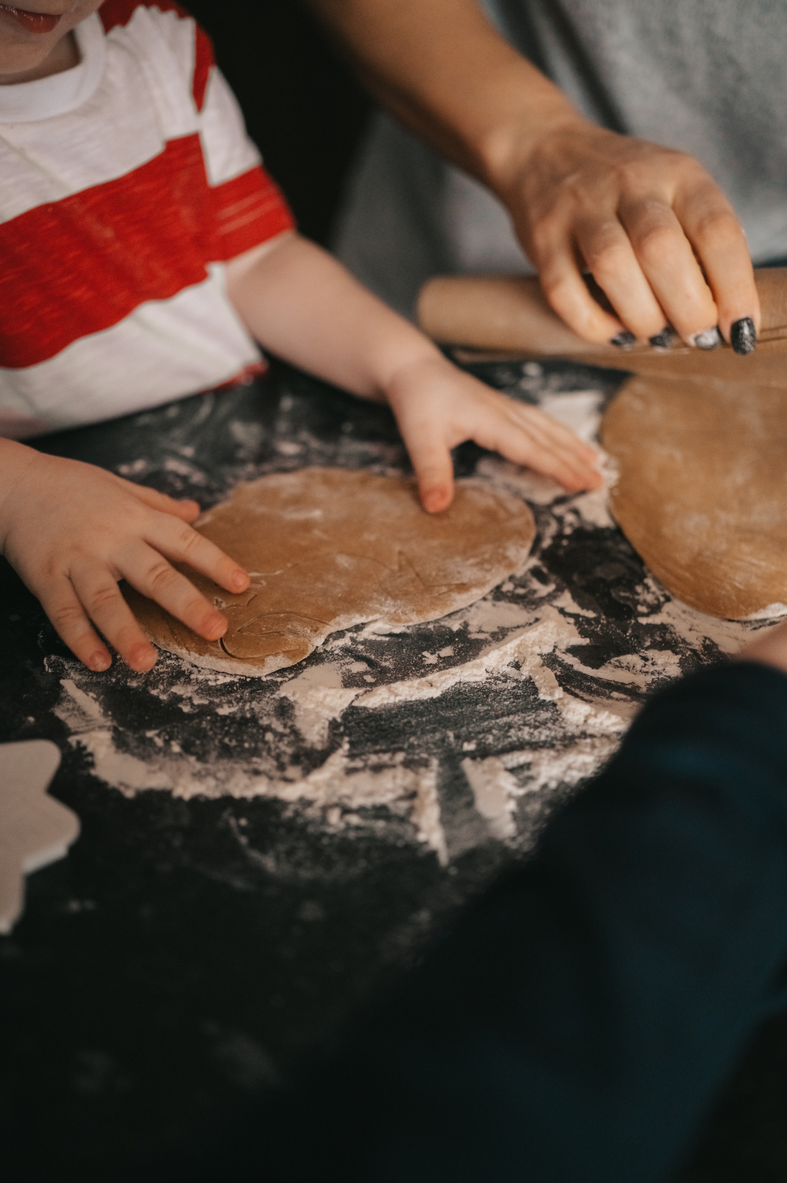 Печенье с сыновьями. Семейный Фотограф Новосибирск, Школьные фотосессии Новосибирск, школьный фотограф Новосибирск, выпускные альбомы