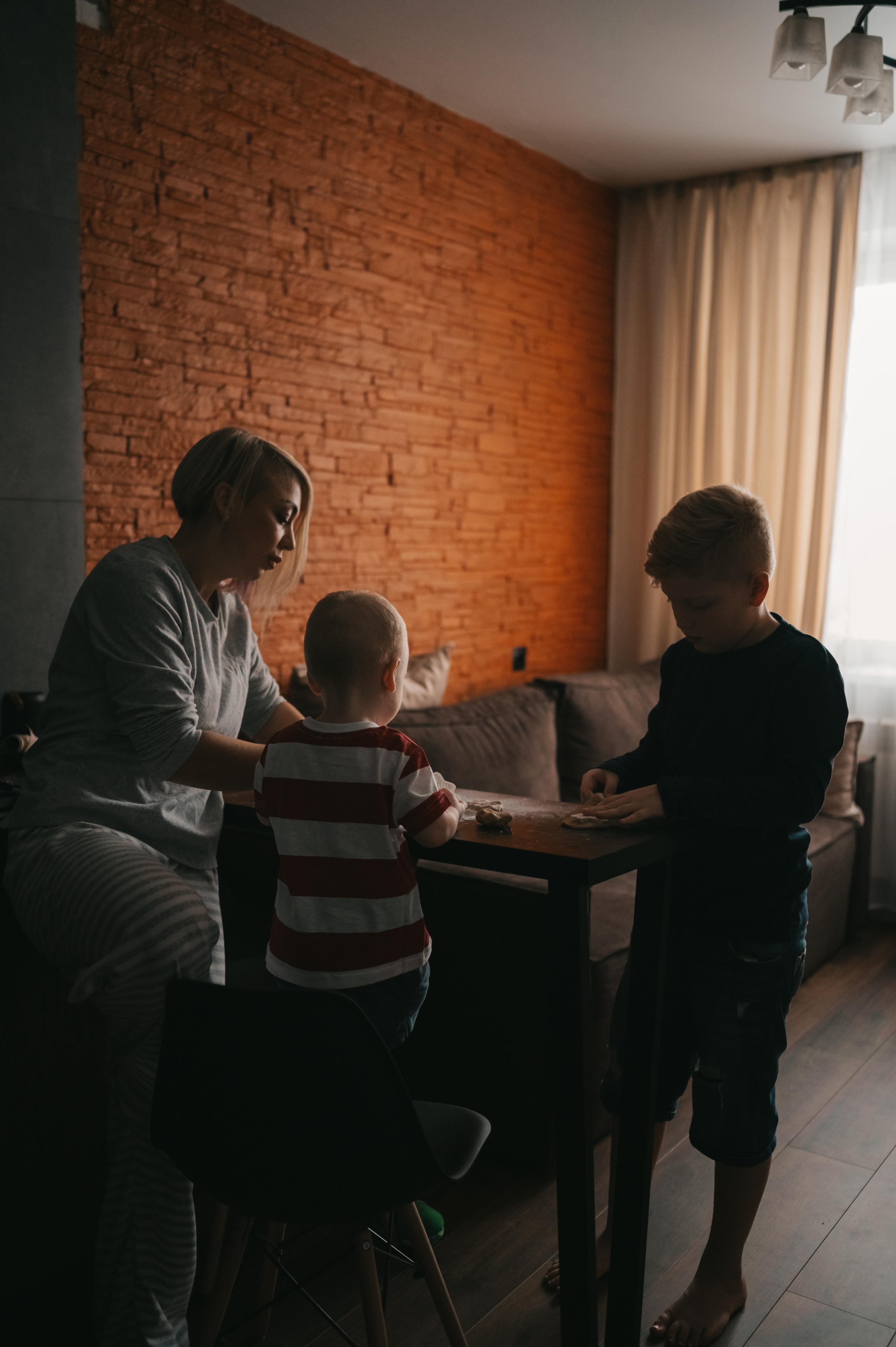 Печенье с сыновьями. Семейный Фотограф Новосибирск, Школьные фотосессии Новосибирск, школьный фотограф Новосибирск, выпускные альбомы