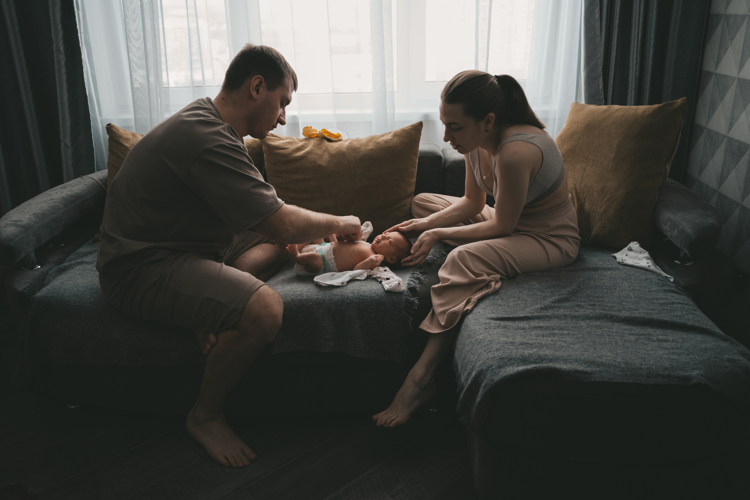 Малышка первые дни дома. Семейный Фотограф Новосибирск, Школьные фотосессии Новосибирск, школьный фотограф Новосибирск, выпускные альбомы