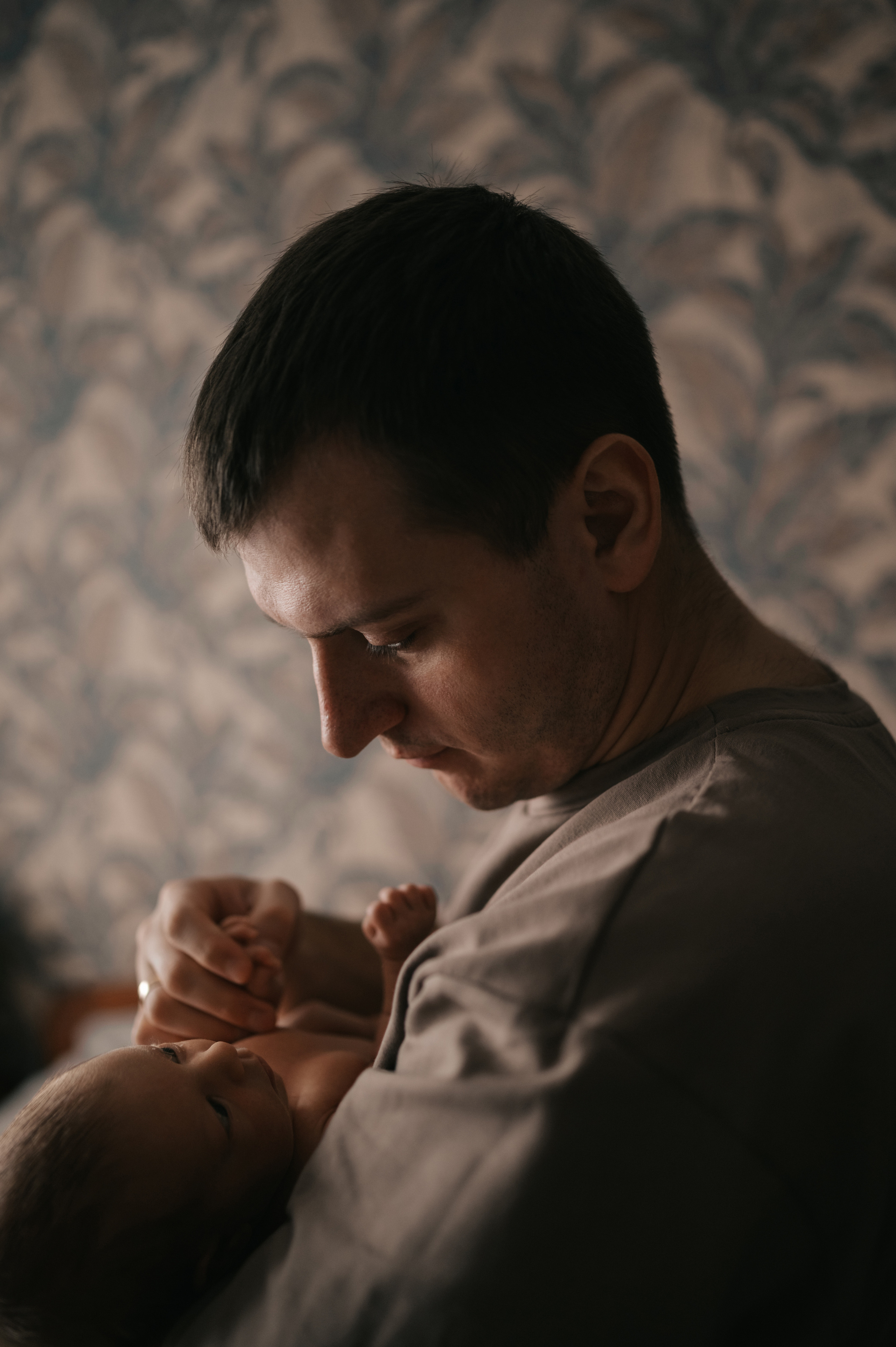 Малышка первые дни дома. Семейный Фотограф Новосибирск, Школьные фотосессии Новосибирск, школьный фотограф Новосибирск, выпускные альбомы