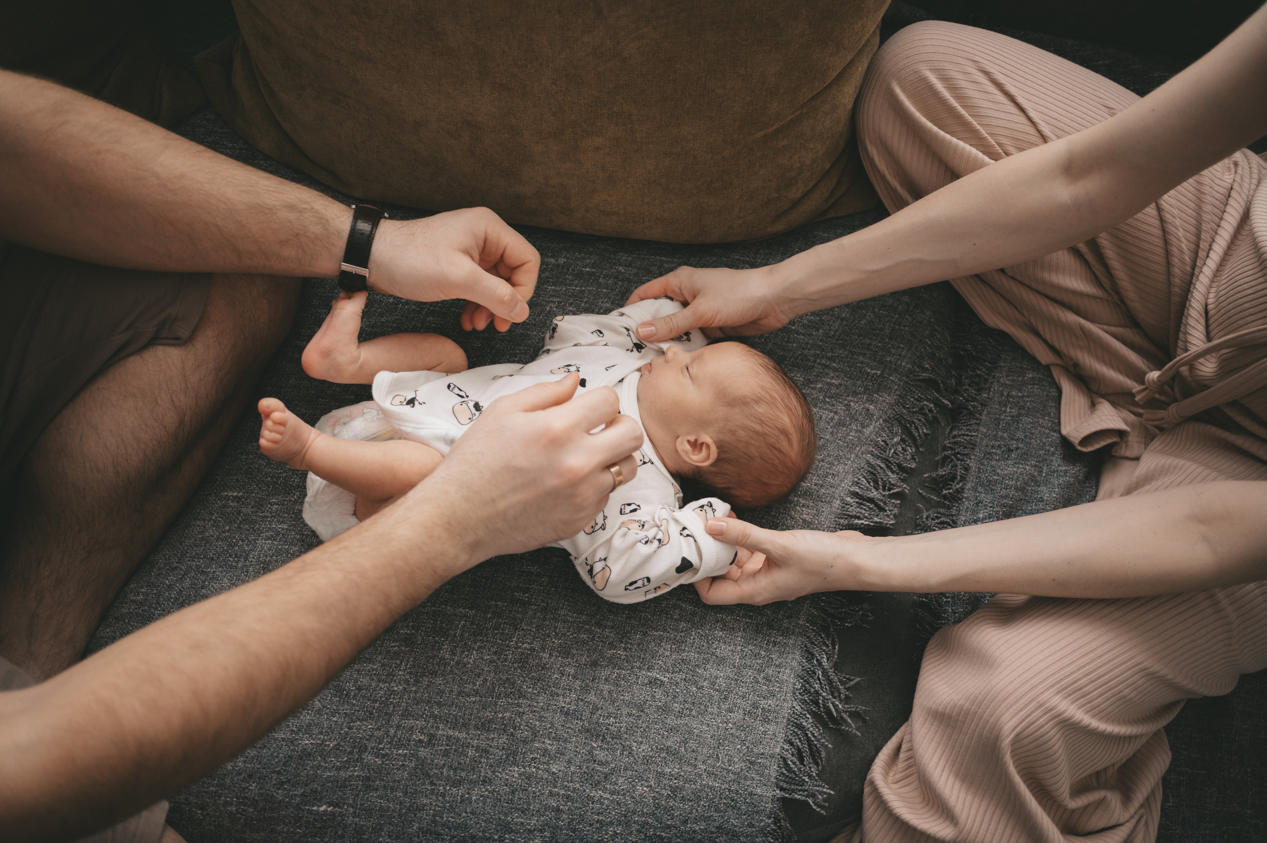 Малышка первые дни дома. Семейный Фотограф Новосибирск, Школьные фотосессии Новосибирск, школьный фотограф Новосибирск, выпускные альбомы