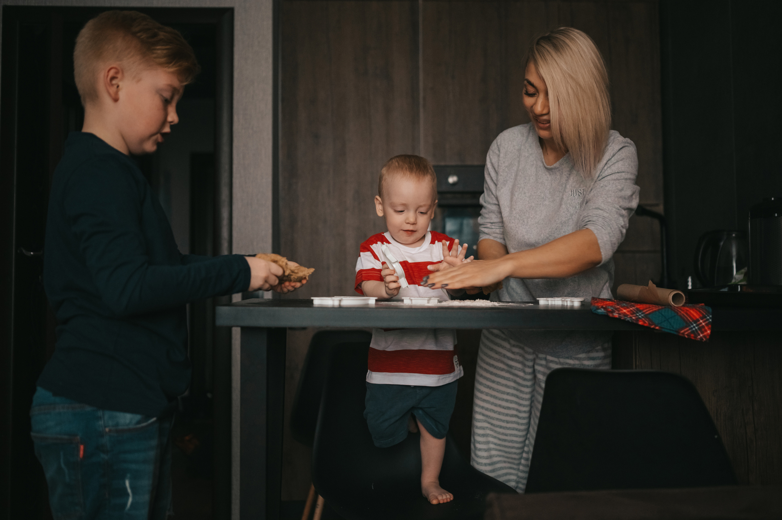 Печенье с сыновьями. Семейный Фотограф Новосибирск, Школьные фотосессии Новосибирск, школьный фотограф Новосибирск, выпускные альбомы