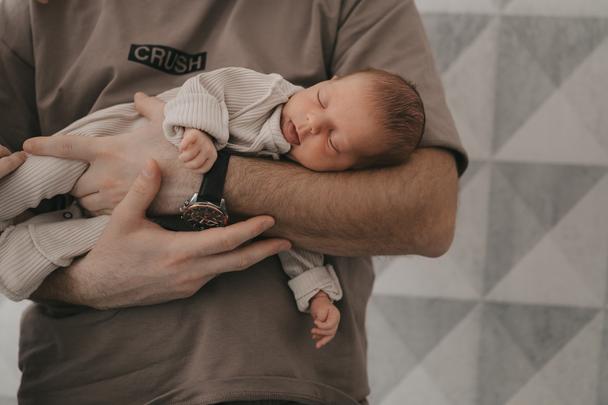 Малышка первые дни дома. Семейный Фотограф Новосибирск, Школьные фотосессии Новосибирск, школьный фотограф Новосибирск, выпускные альбомы