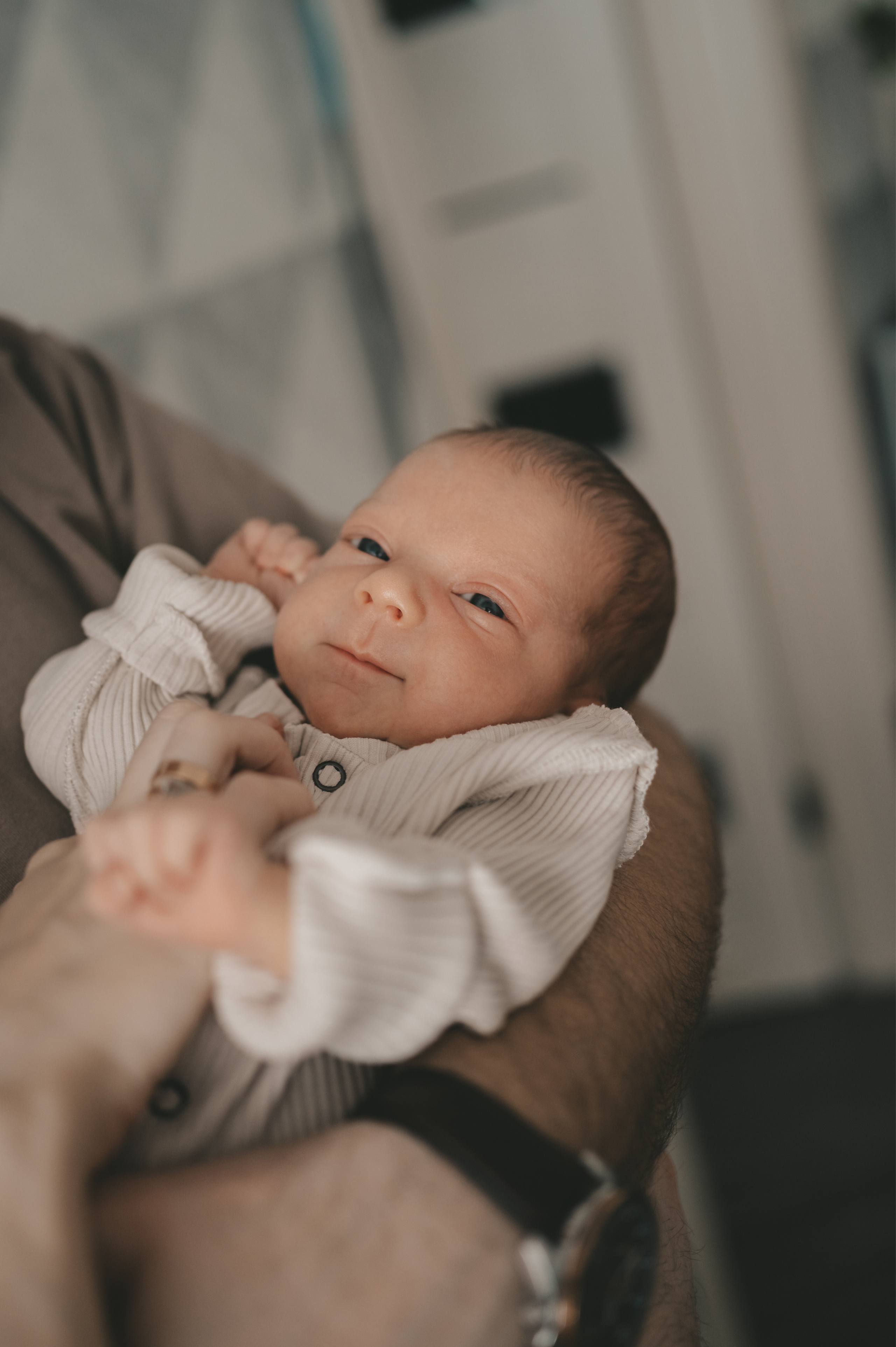 Малышка первые дни дома. Семейный Фотограф Новосибирск, Школьные фотосессии Новосибирск, школьный фотограф Новосибирск, выпускные альбомы