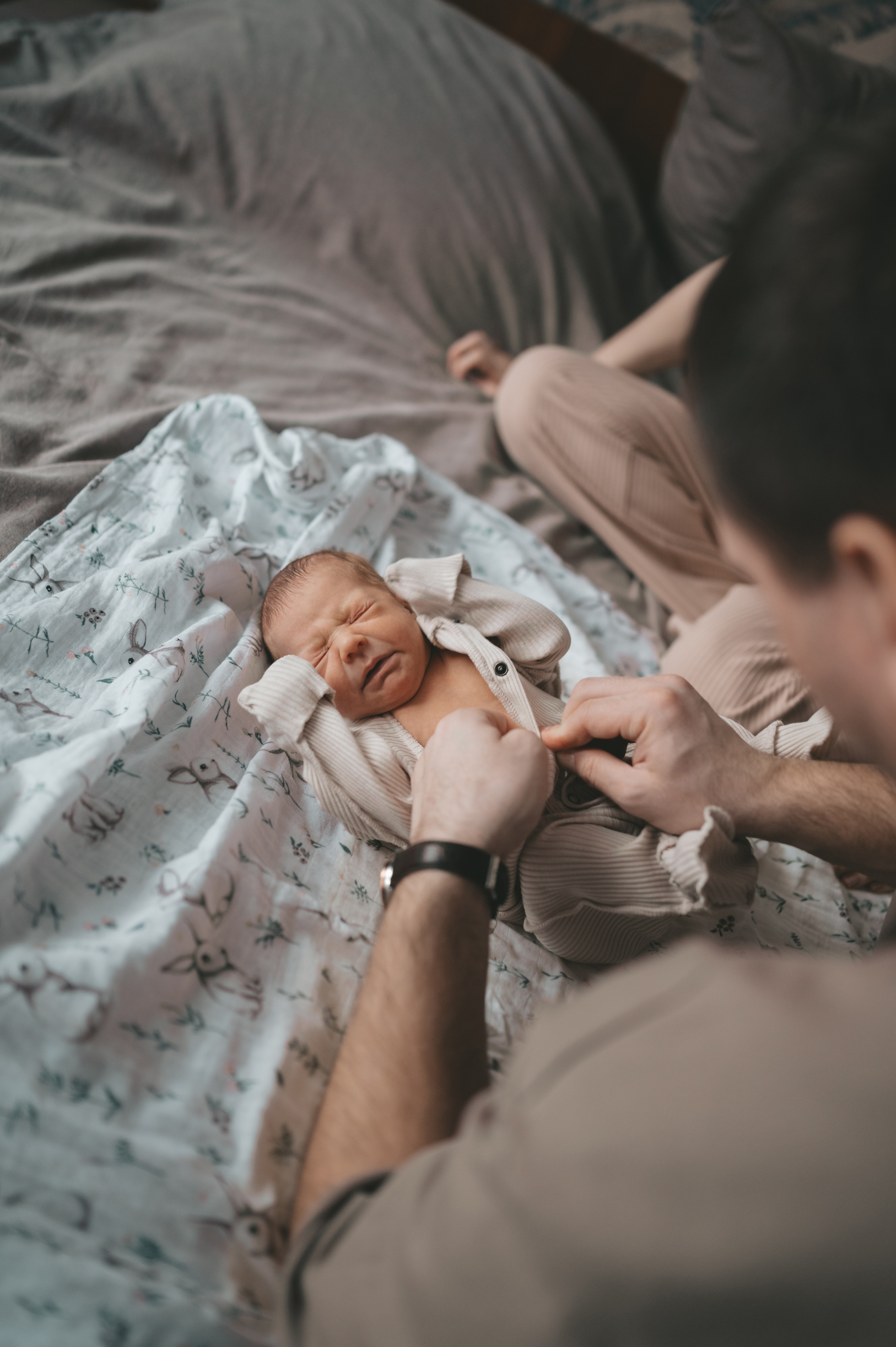 Малышка первые дни дома. Семейный Фотограф Новосибирск, Школьные фотосессии Новосибирск, школьный фотограф Новосибирск, выпускные альбомы