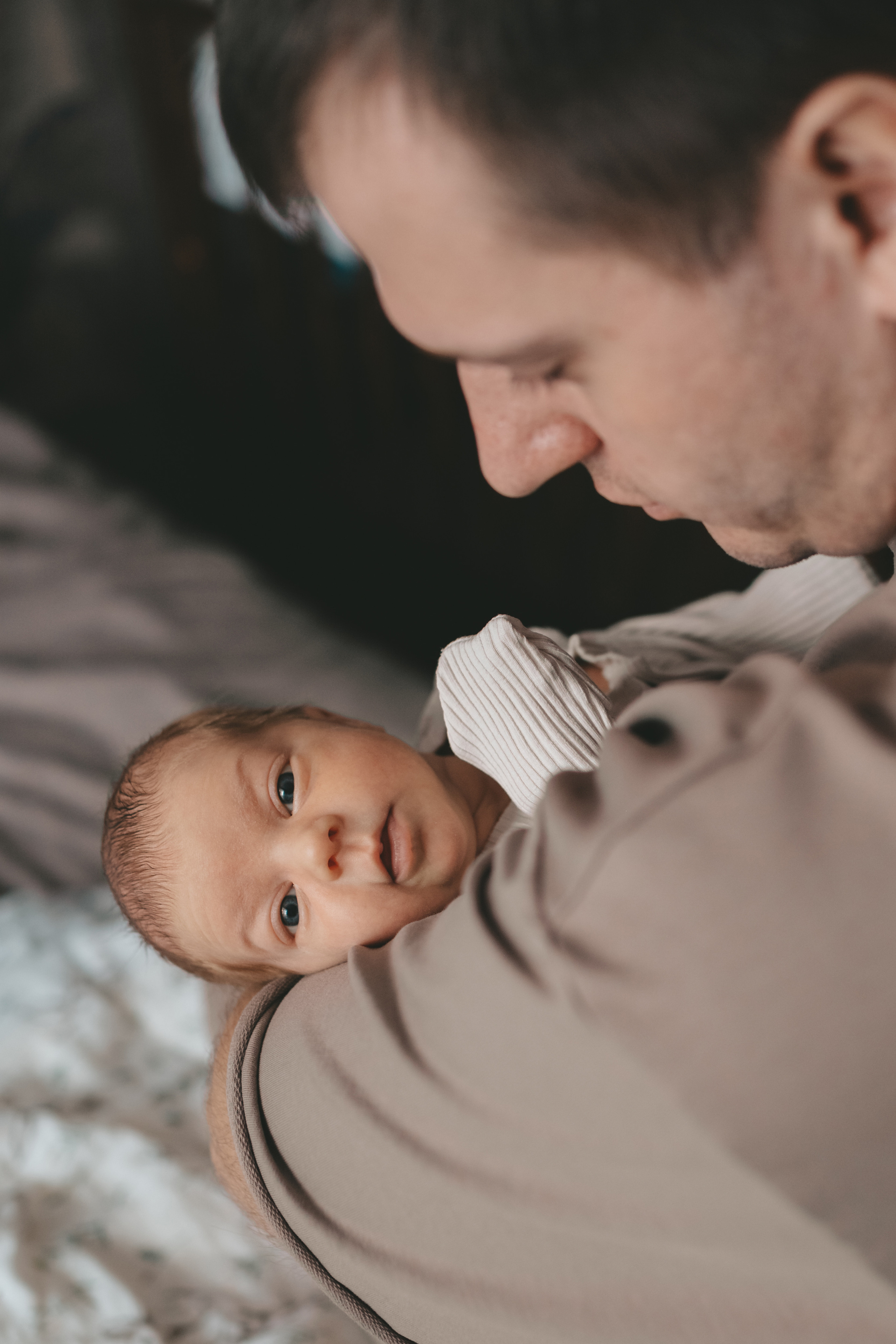 Малышка первые дни дома. Семейный Фотограф Новосибирск, Школьные фотосессии Новосибирск, школьный фотограф Новосибирск, выпускные альбомы