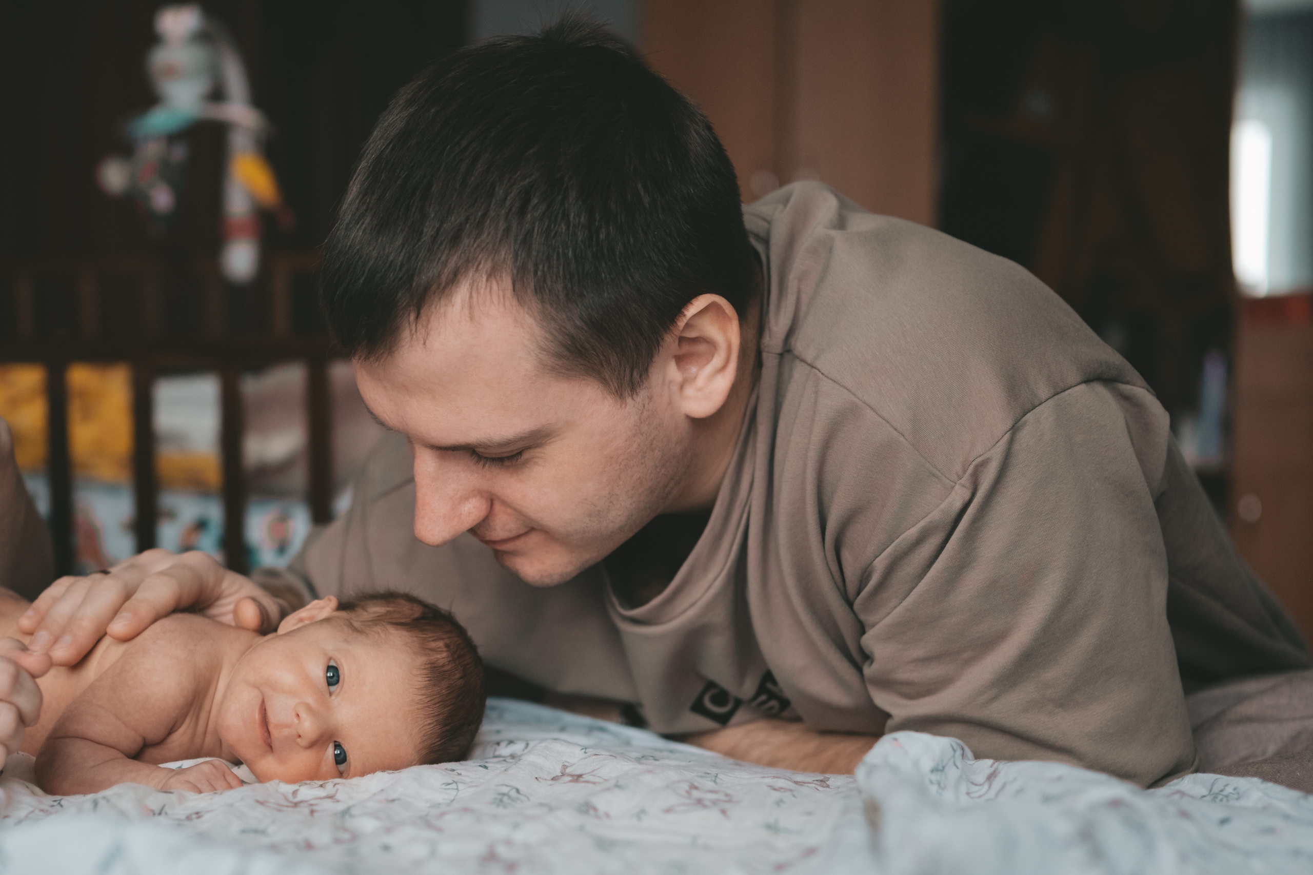Малышка первые дни дома. Семейный Фотограф Новосибирск, Школьные фотосессии Новосибирск, школьный фотограф Новосибирск, выпускные альбомы