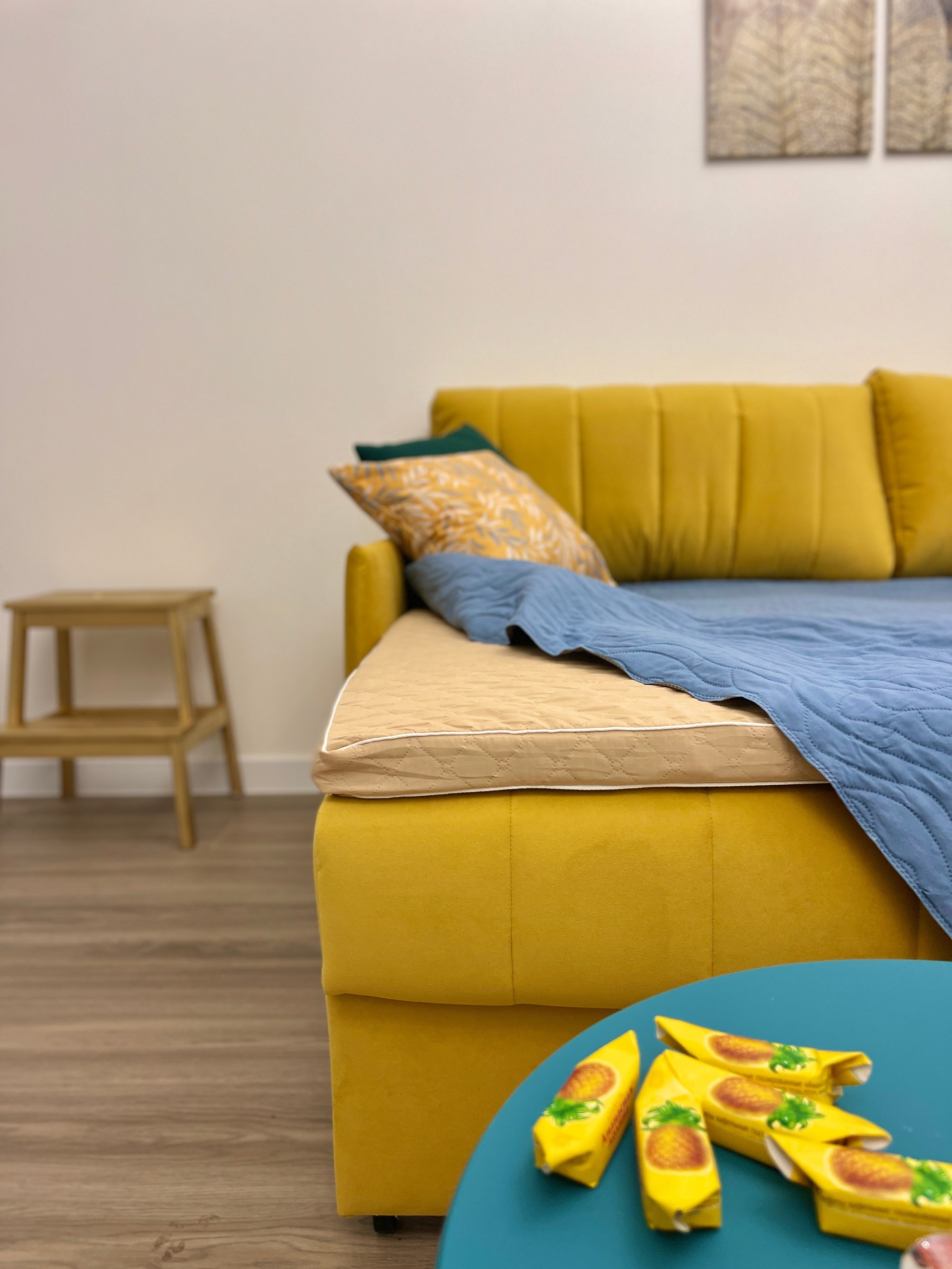 Кейс1: Получили ключи от новой квартиры и нужно было в короткие сроки обставить мебелью и декором для сдачи на долгий срок. Учли расположение квартиры и метраж. Определили портрет потенциального жильца и исходя из этого обставили квартиру. Чтобы выделяться на фоне других квартир, сделали акцент на яркие краски и смешение стилей. Сделали всё для комфортного проживания. и продумали каждую мелочь. В результате квартира очень быстро сдалась. На всё ушло до 250 тыс. руб. за всю мебель, технику и декор.