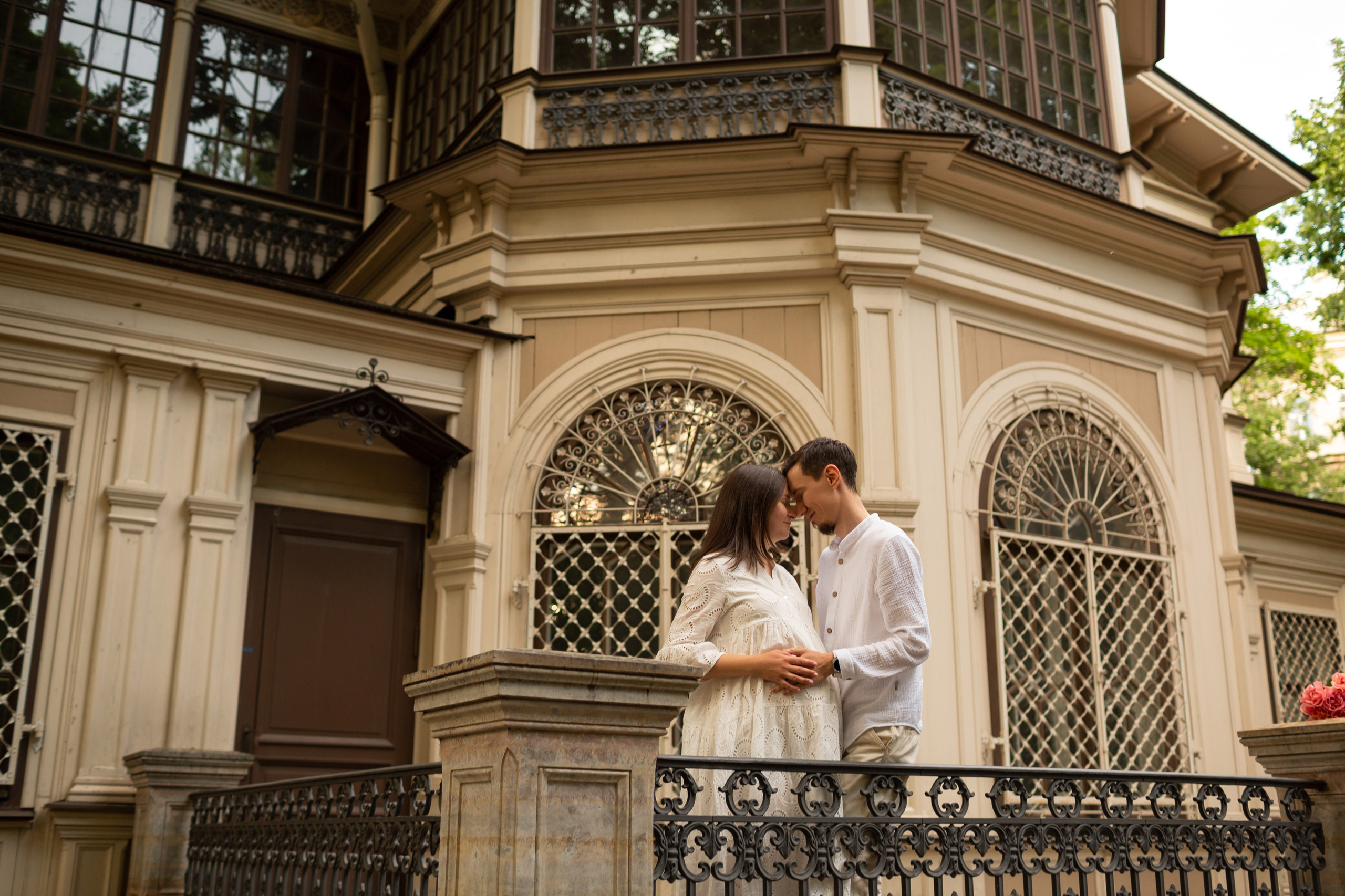 Фотосессия будущих родителей в лучах вечернего солнца.