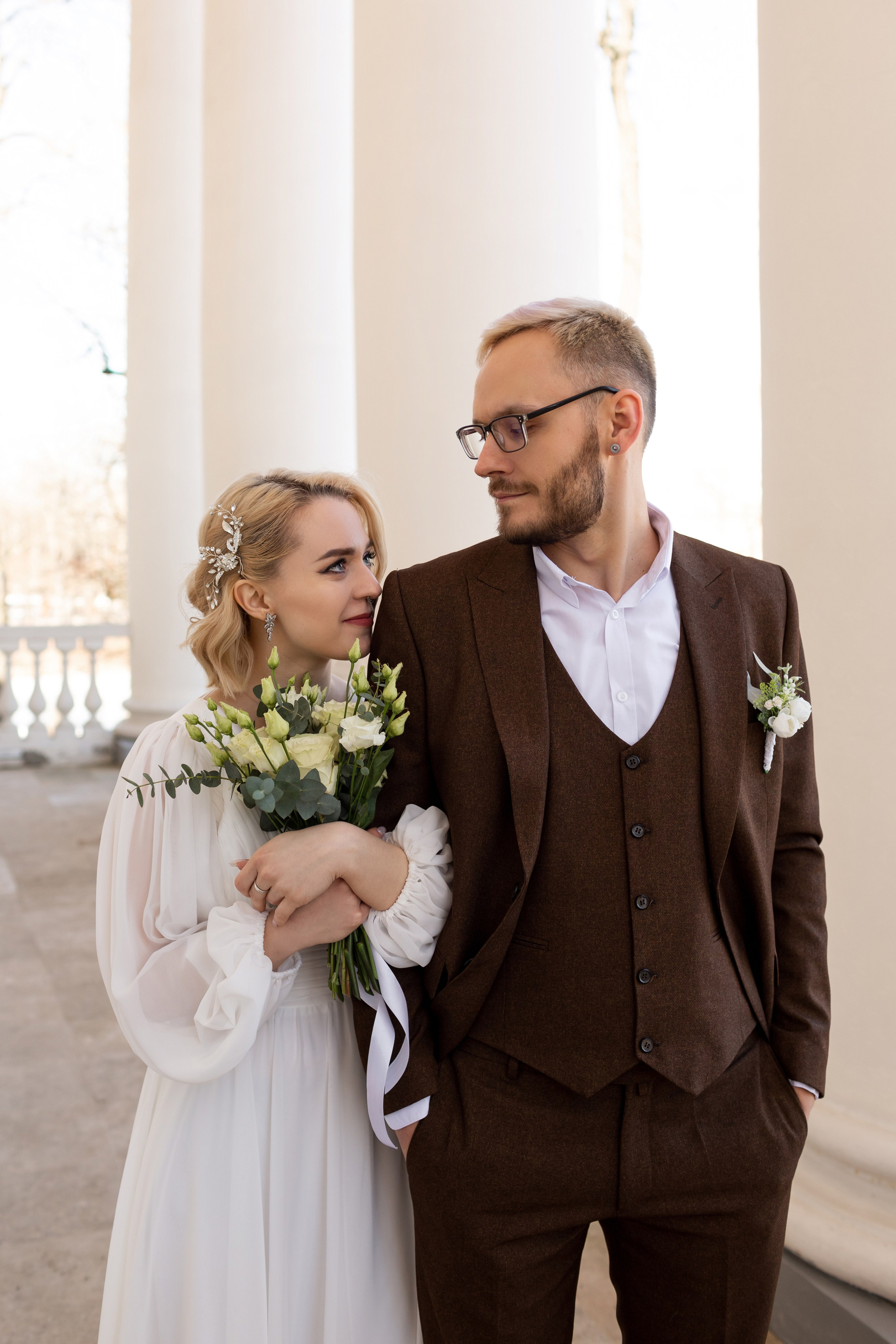 Букет невесты идеально сочетается с бутоньеркой жениха.