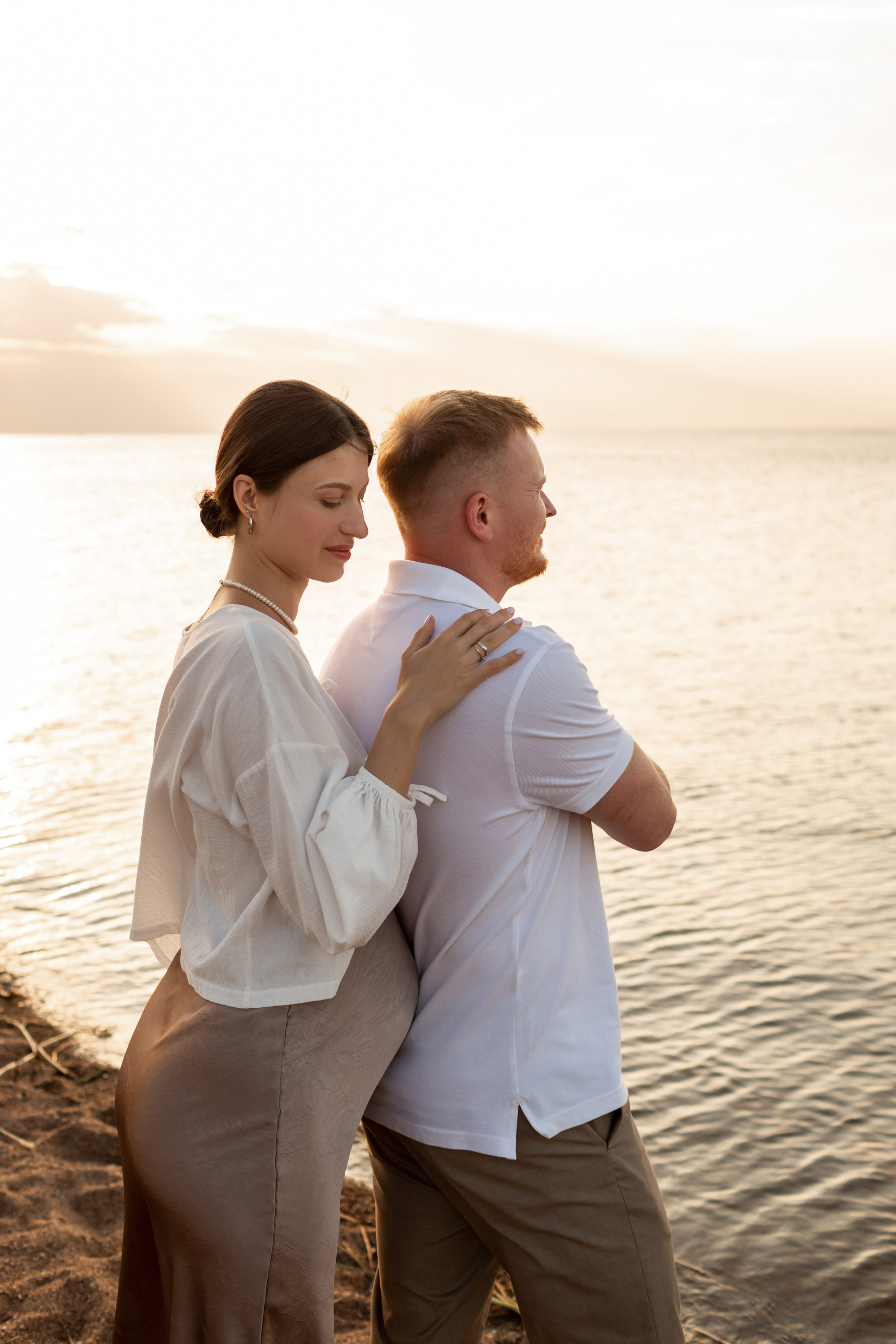 Фотосессия беременной на пляже на закате.