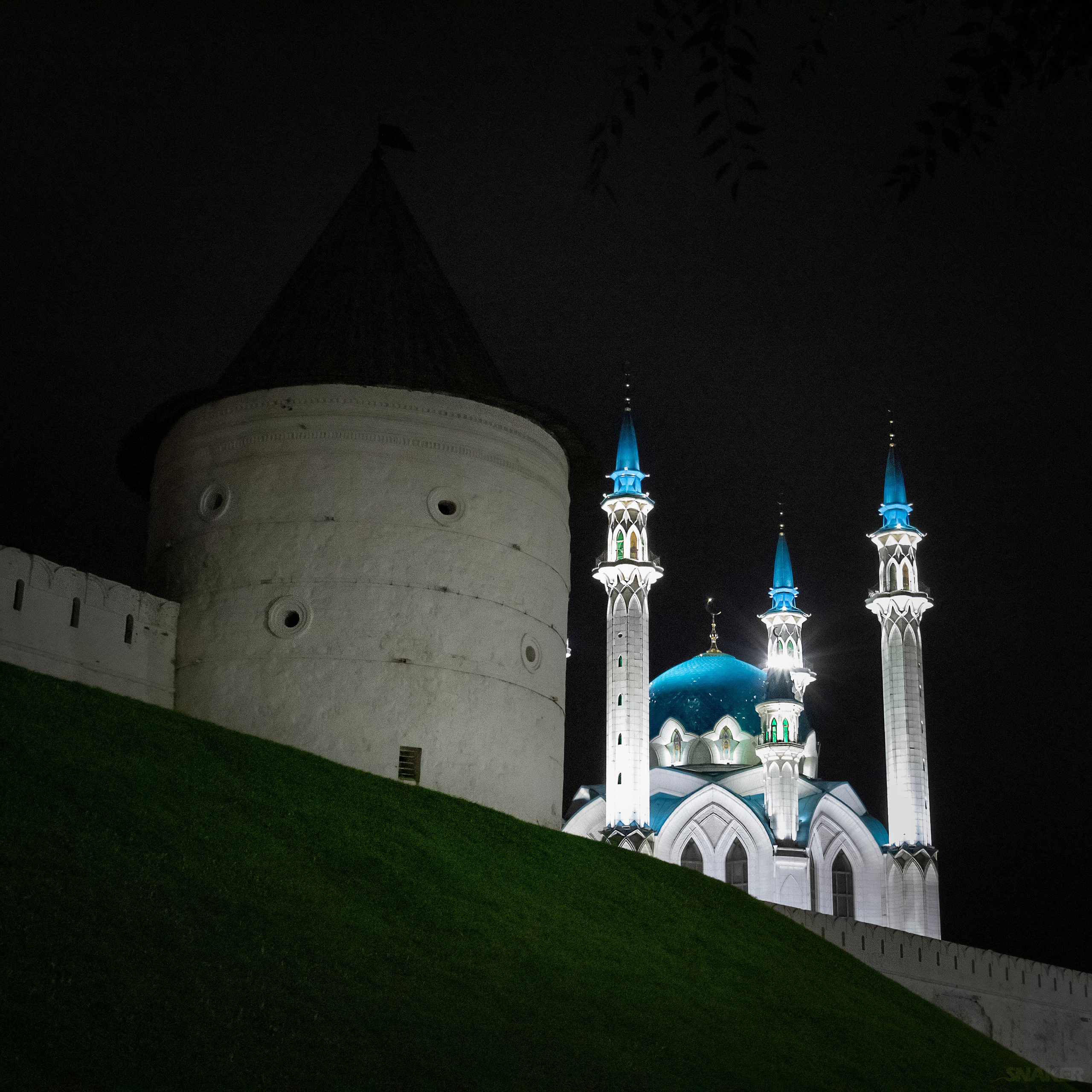 Безымянная башня Казанского кремля и мечеть Кул-Шариф